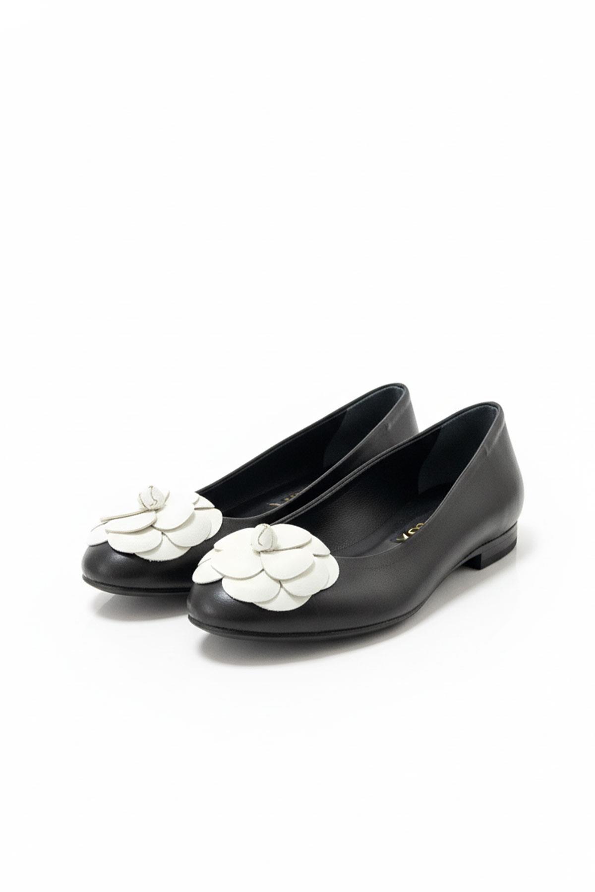 Siyah Deri Çiçek Detaylı Babet 