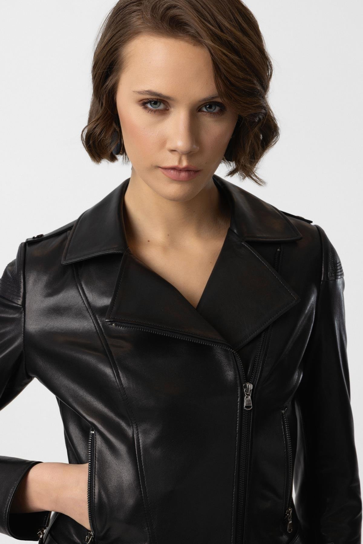 Siyah Ella Kadın Fermuarlı Biker Motorcu Kemerli Kısa Hakiki Deri Mont