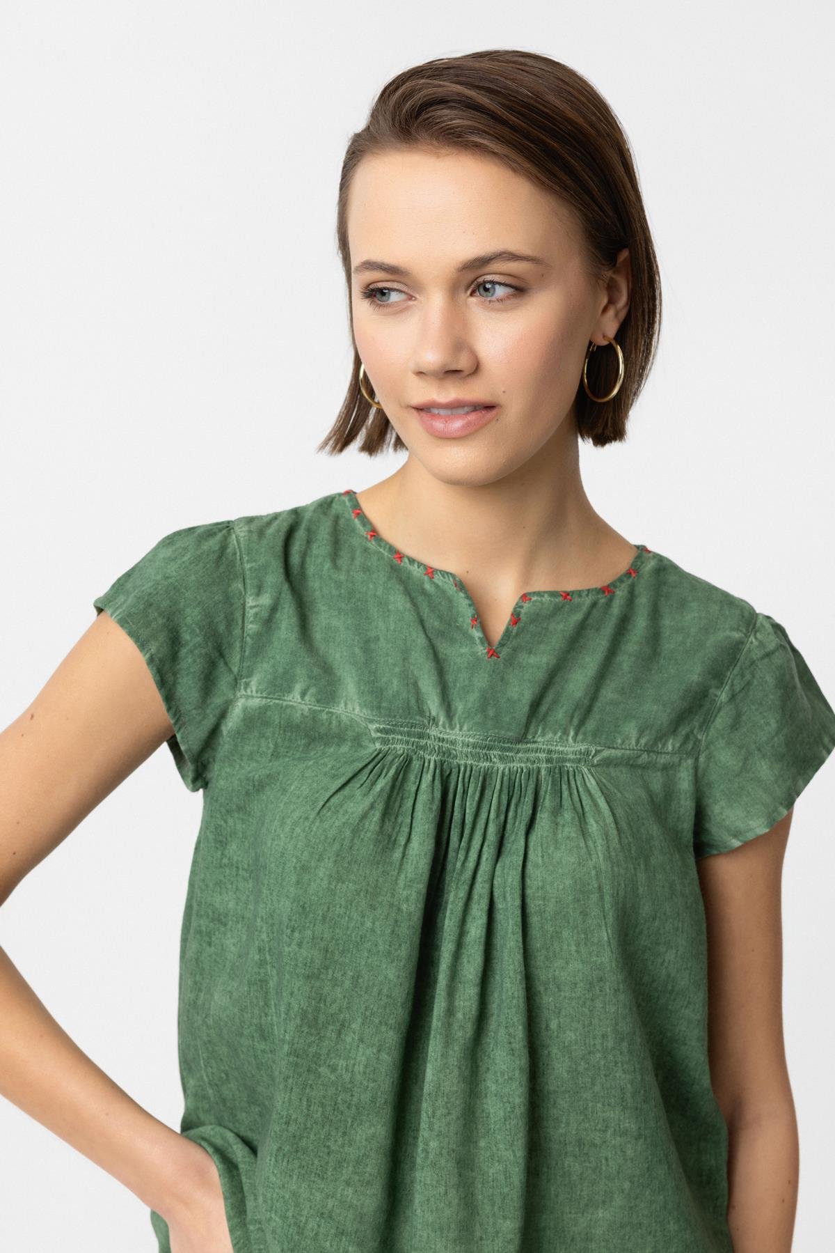 Yeşil Sırtı Nakışlı Kısa Kollu Pamuklu Gömlek Bluz