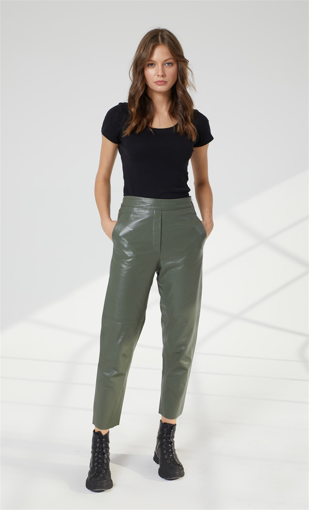 Yüksek Bel Kadın İçi Astarlı Beli Önden Kemerli Arkadan Lastikli Cepli Hakiki Deri Pantolon