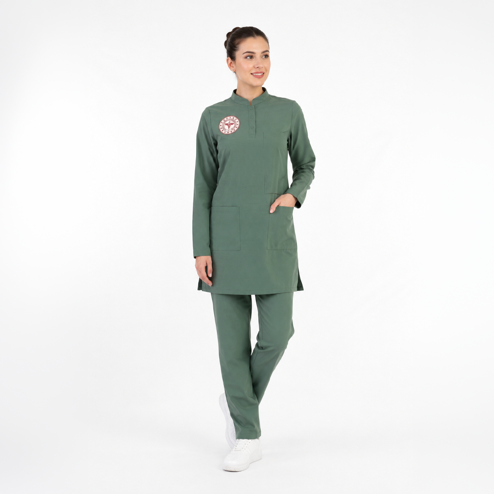 AMELİYATHANE TESETTÜR FORMASI LİKRALI SCRUBS TAKIM (FROSTY SPRUCE) SAĞLIK BAKANLIĞI UYUMLUsağlık bakanlığı yeni formaları, sağlık bakanlığı logolu scrubs, sağlık bakanlığı hastane forması, hemşire forması, doktor forması, tesettür hemşire forması, cerrahi forması, medikal forma, lacivert hemşire forması, doktor önlüğü, hemşire önlüğü, scrubsSağlık Bakanlığı Standart Formaları