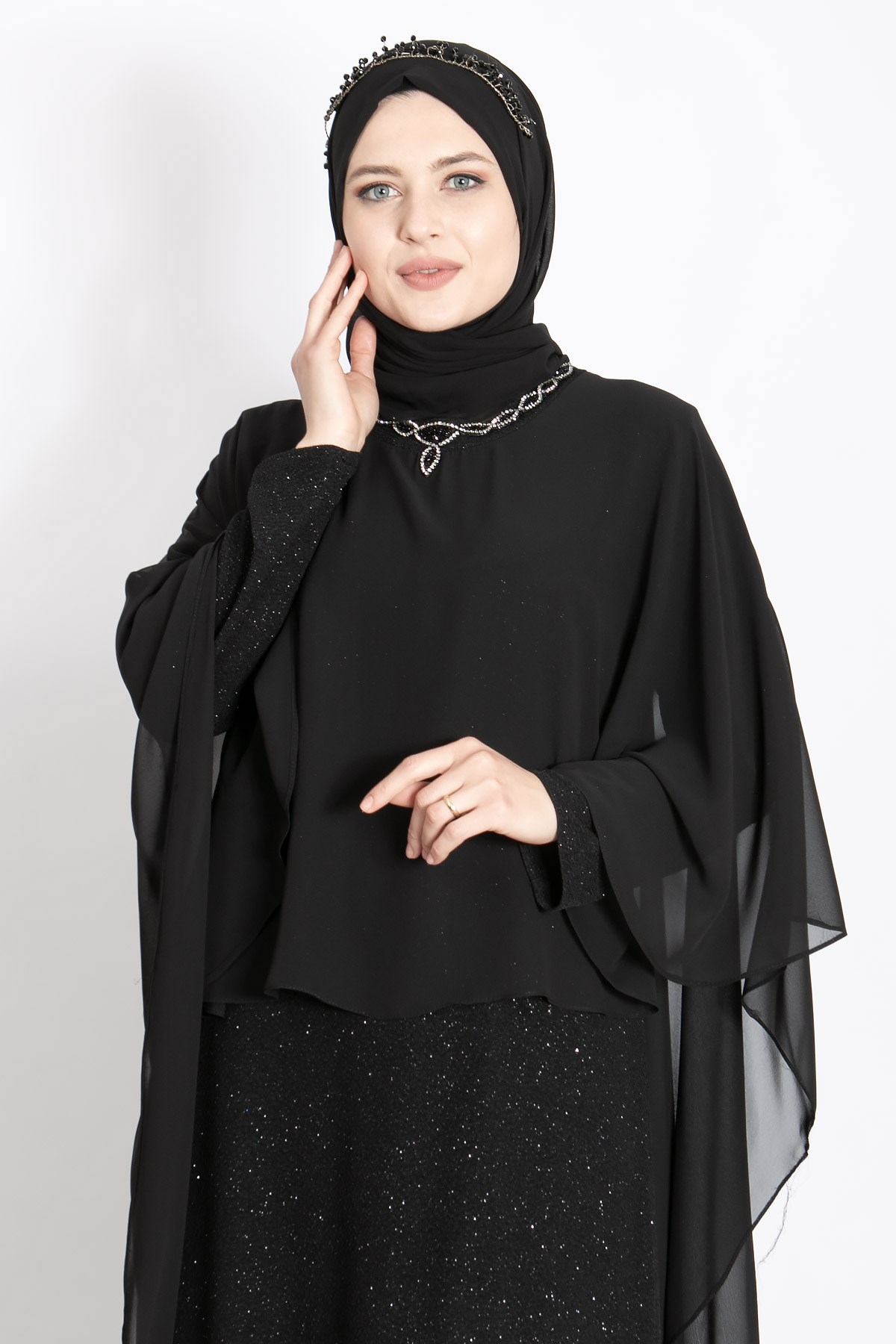 KOLYE DETAYLI SİMLİ PELERİNLİ ABİYEMDA2212-SİYAHMDA