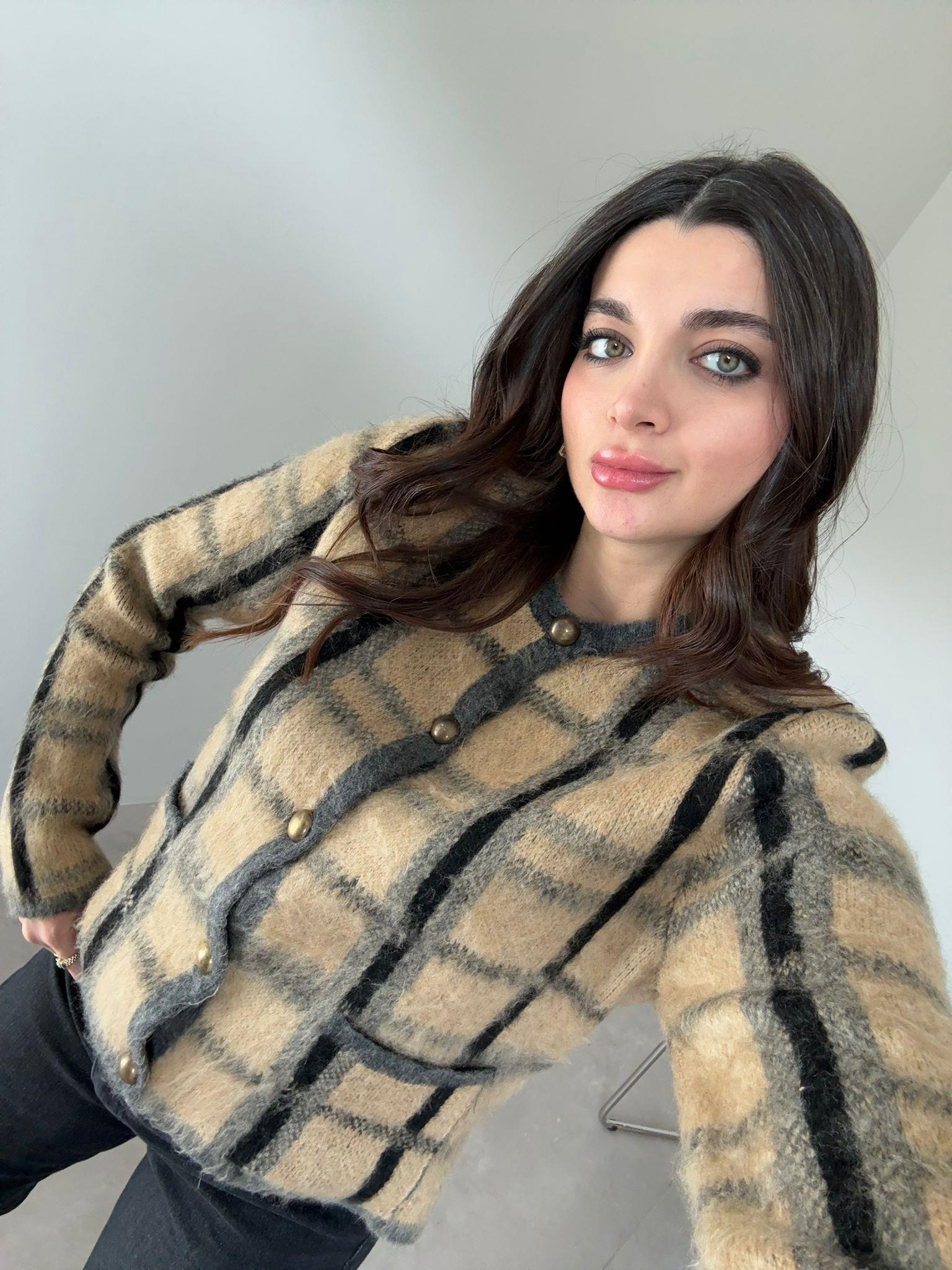 Bej Kareli Gold Düğmeli Hırka