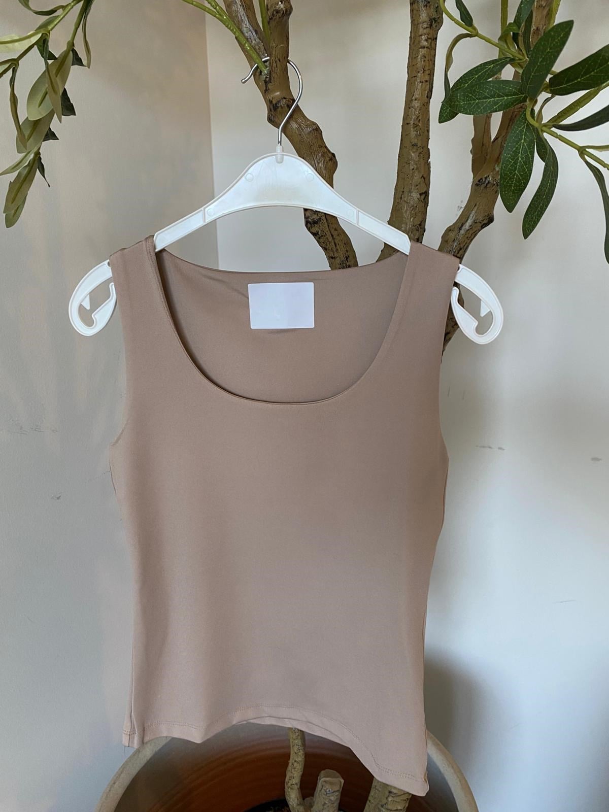 Bej Sıfır Kol Basic Bluz  