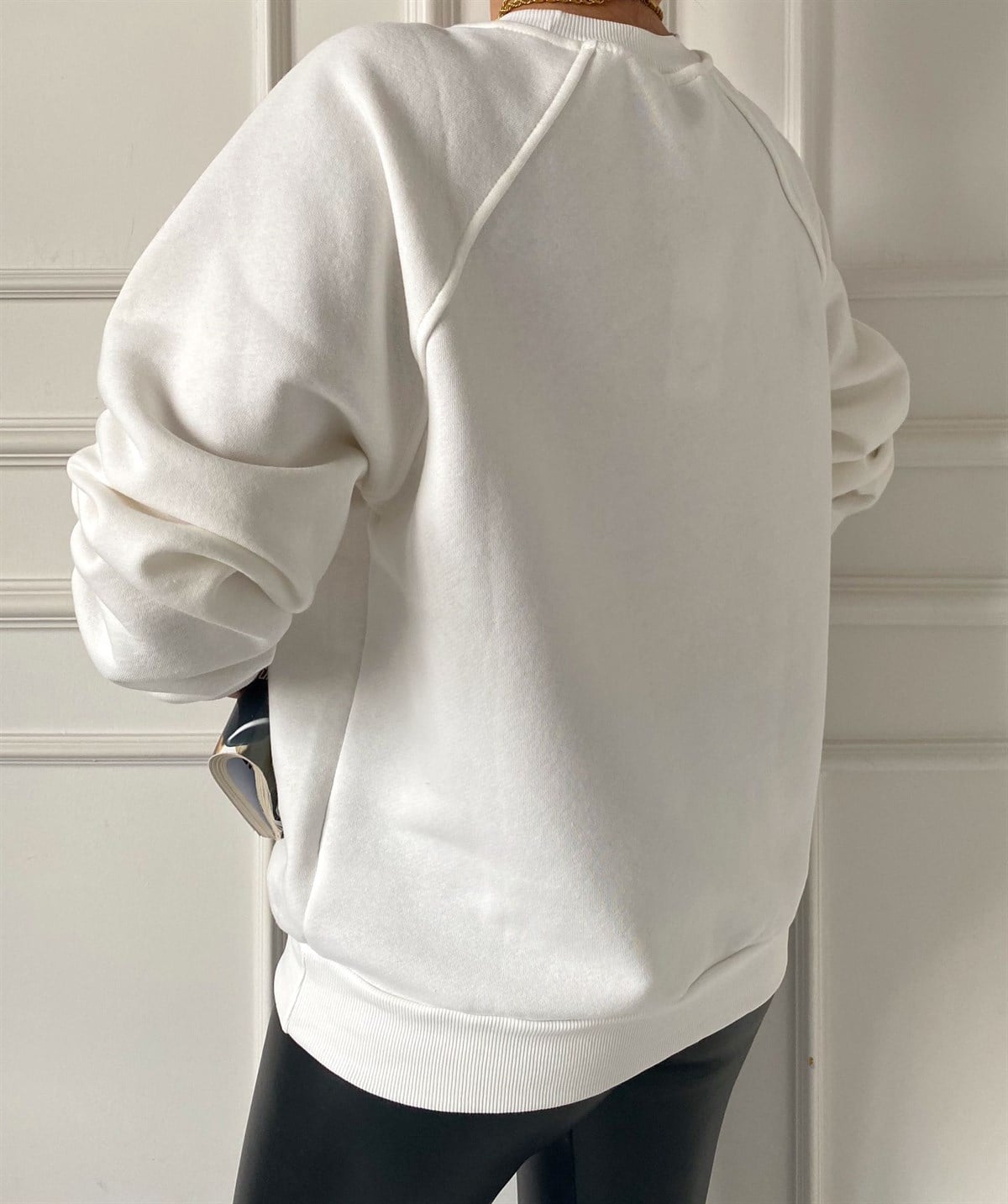 Beyaz A İşlemeli Sweat