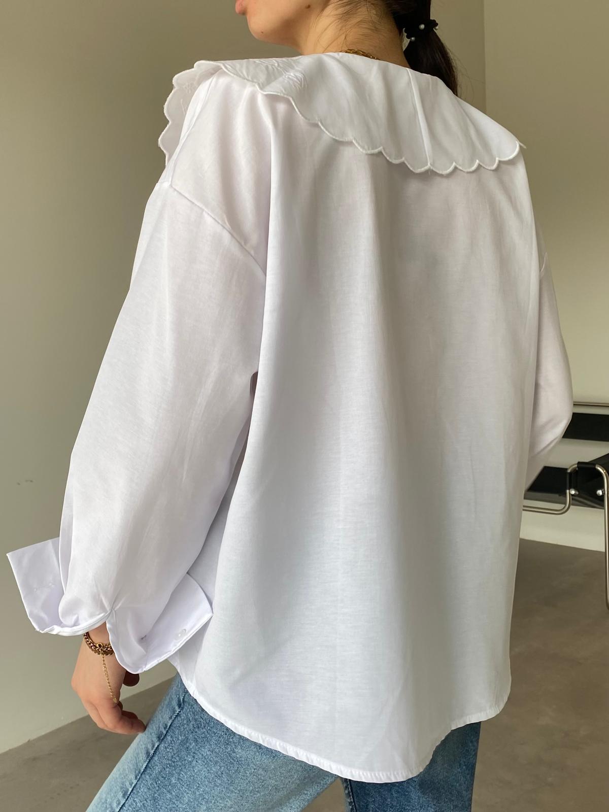 Beyaz Bebe Yaka Nakışlı Gömlek