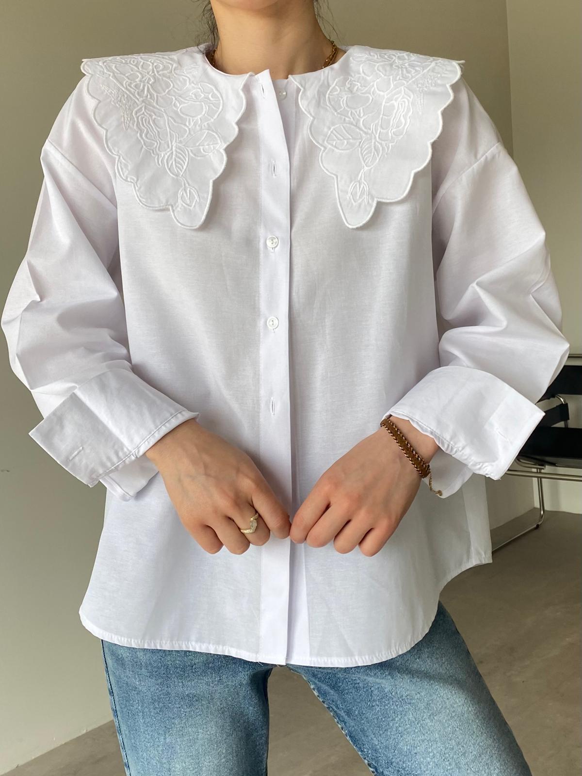 Beyaz Bebe Yaka Nakışlı Gömlek