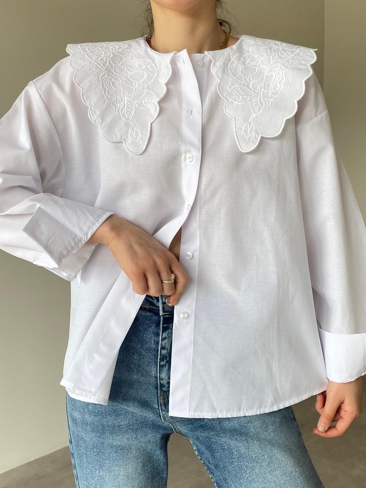 Beyaz Bebe Yaka Nakışlı Gömlek