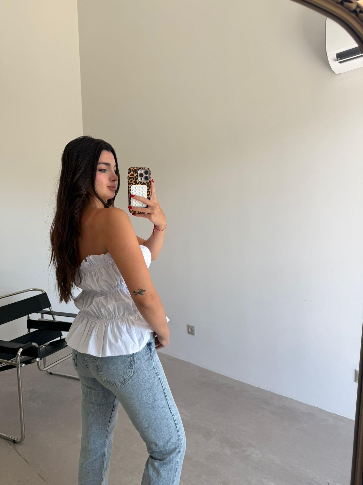 Beyaz Büzgü Detaylı Straplez Bluz