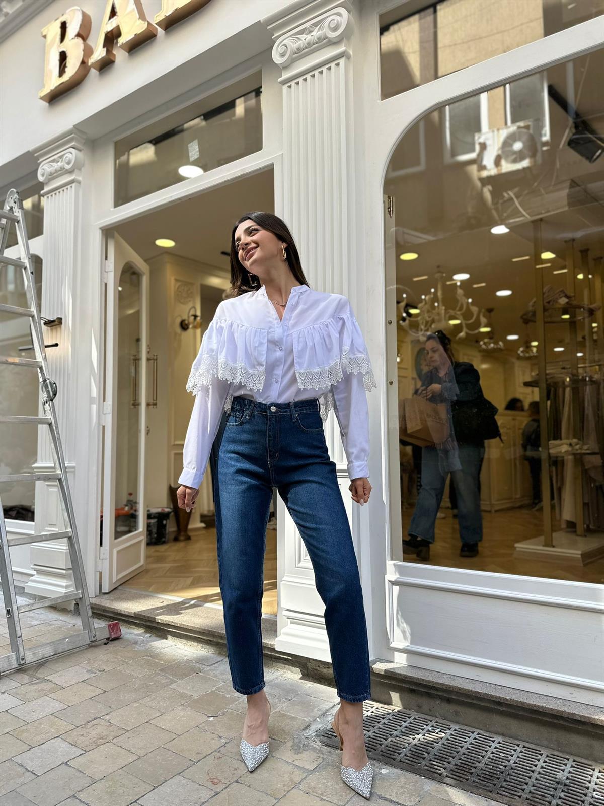 Beyaz Çiçek Dantelli Karolin Gömlek