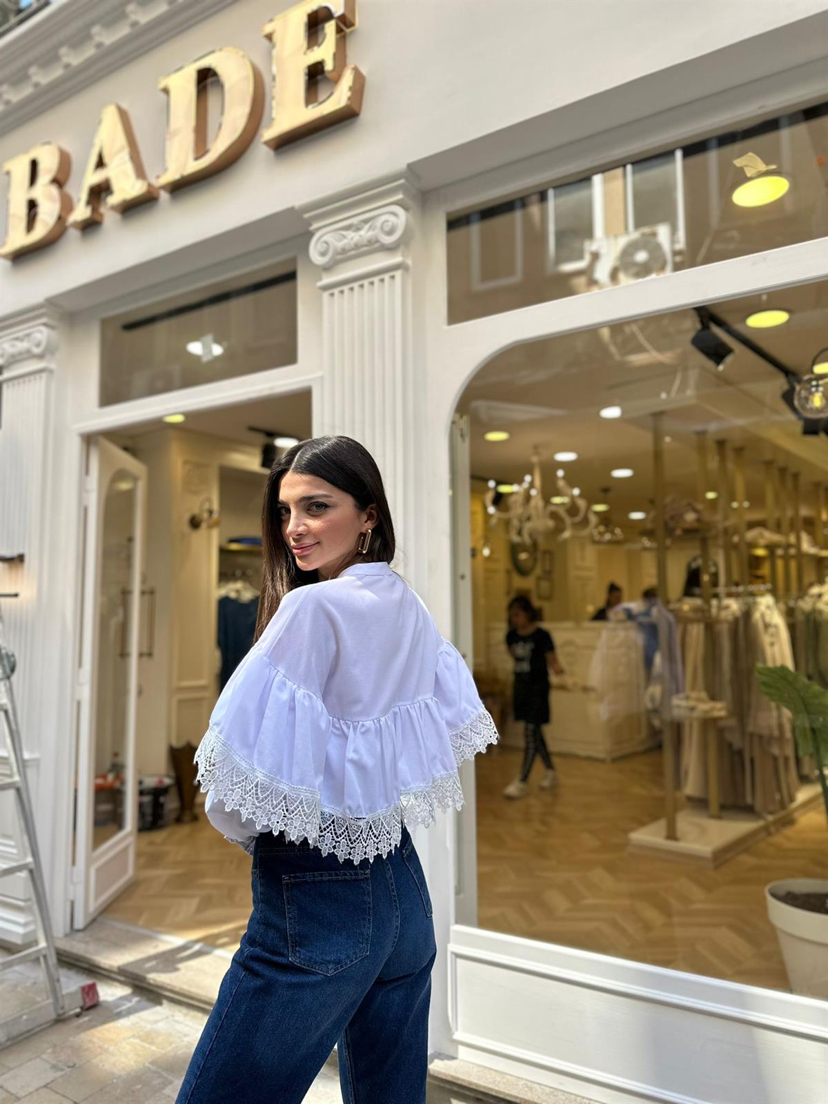 Beyaz Çiçek Dantelli Karolin Gömlek