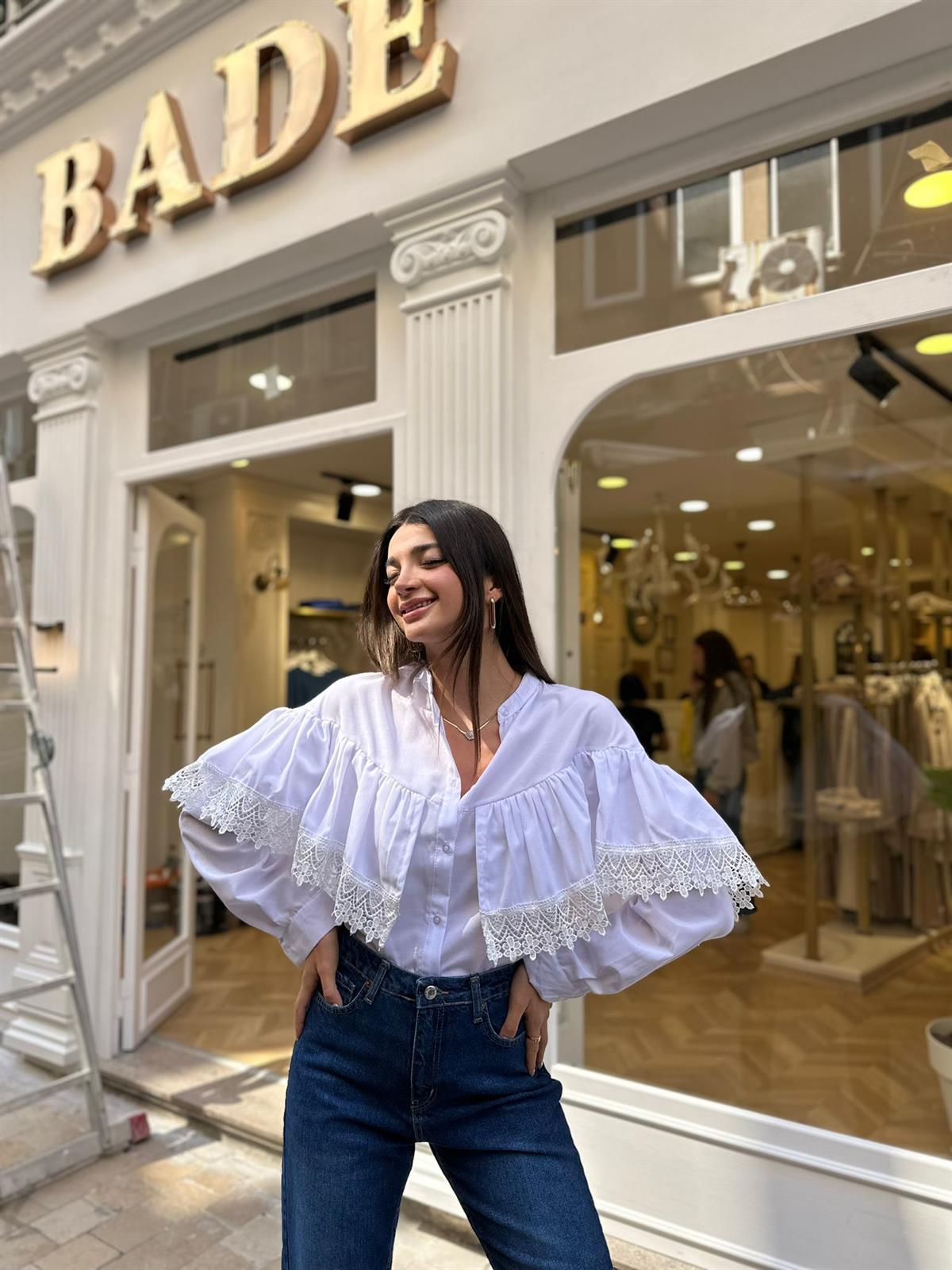 Beyaz Çiçek Dantelli Karolin Gömlek