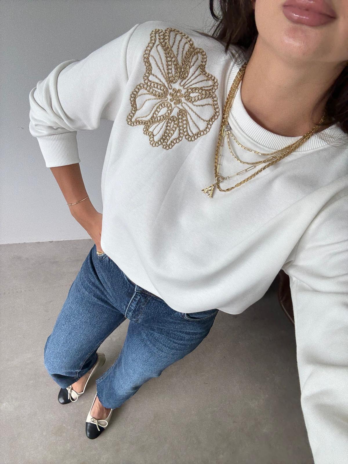 Beyaz Çiçek Nakışlı Basic Sweat