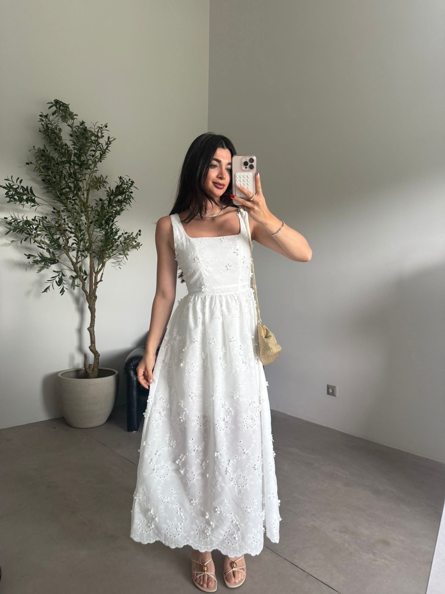 Beyaz Çiçekli Brodeli Elbise