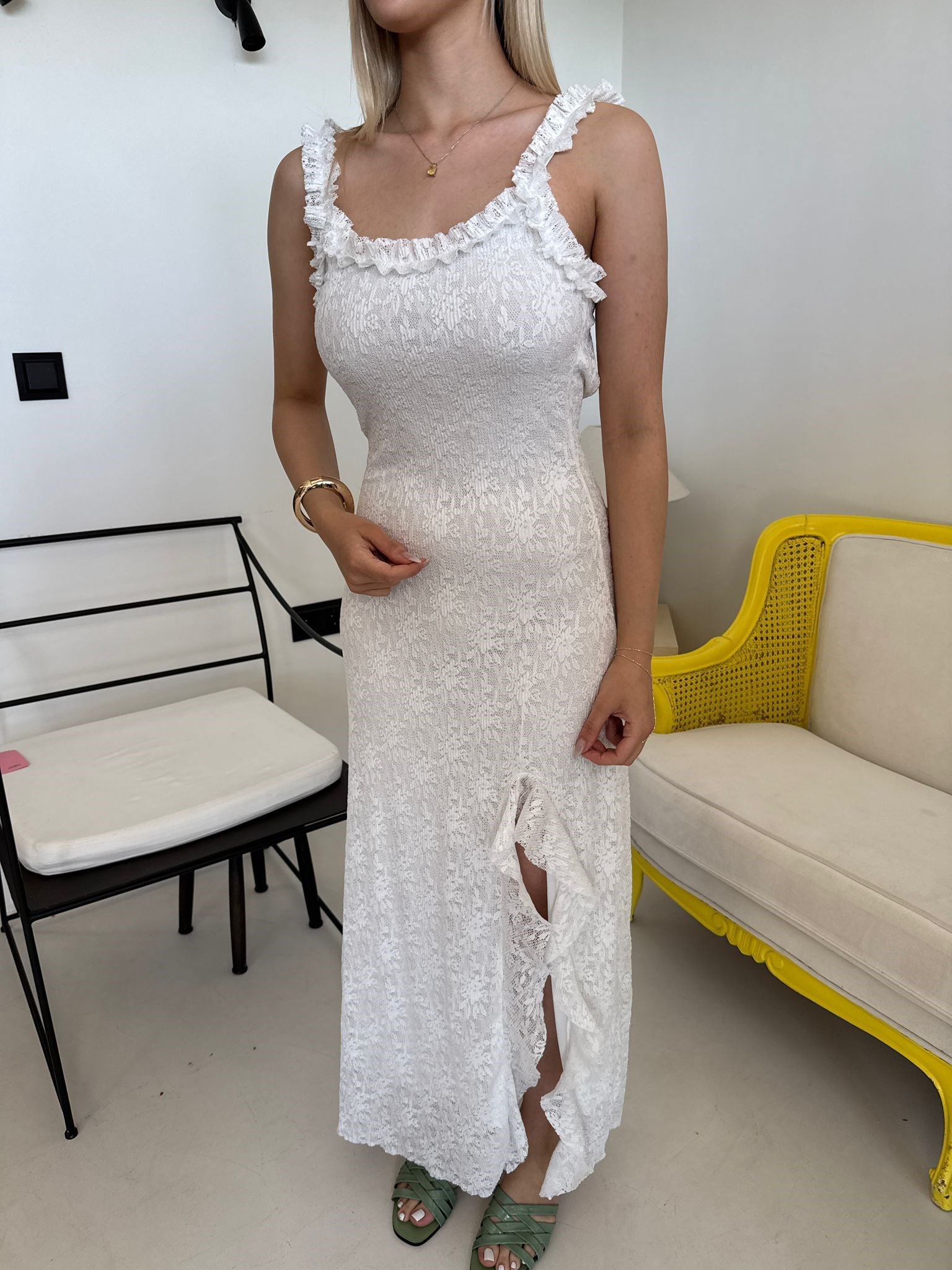 Beyaz Fırfırlı Yırtmaçlı Dantel Elbise