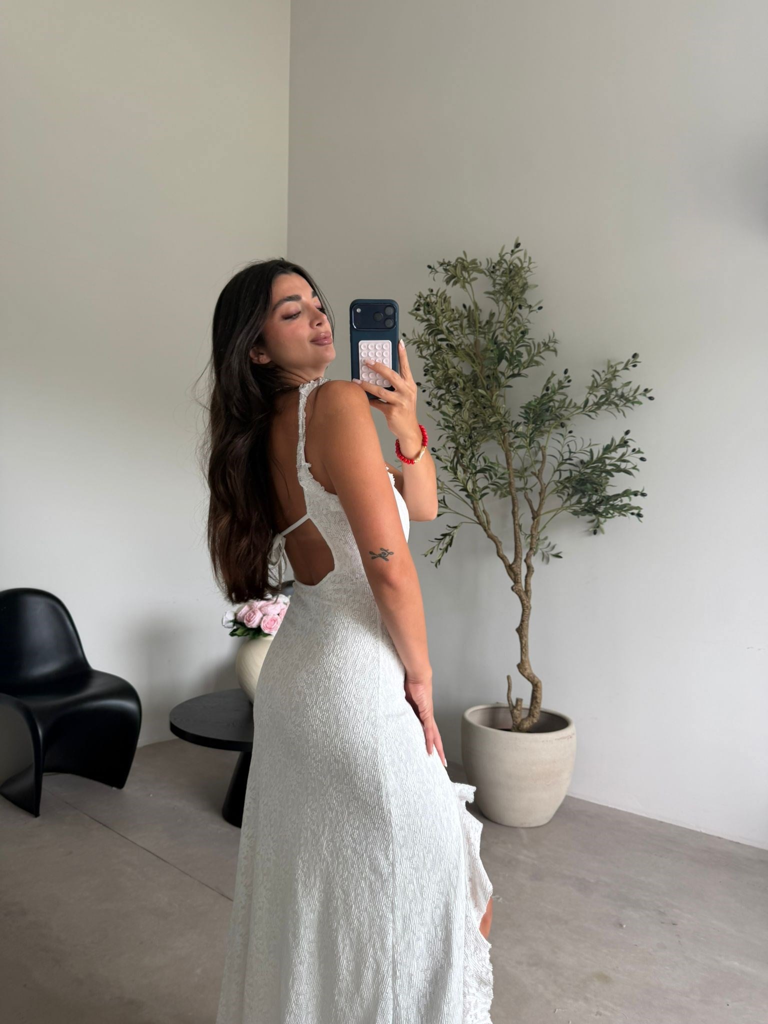Beyaz Fırfırlı Yırtmaçlı Dantel Elbise