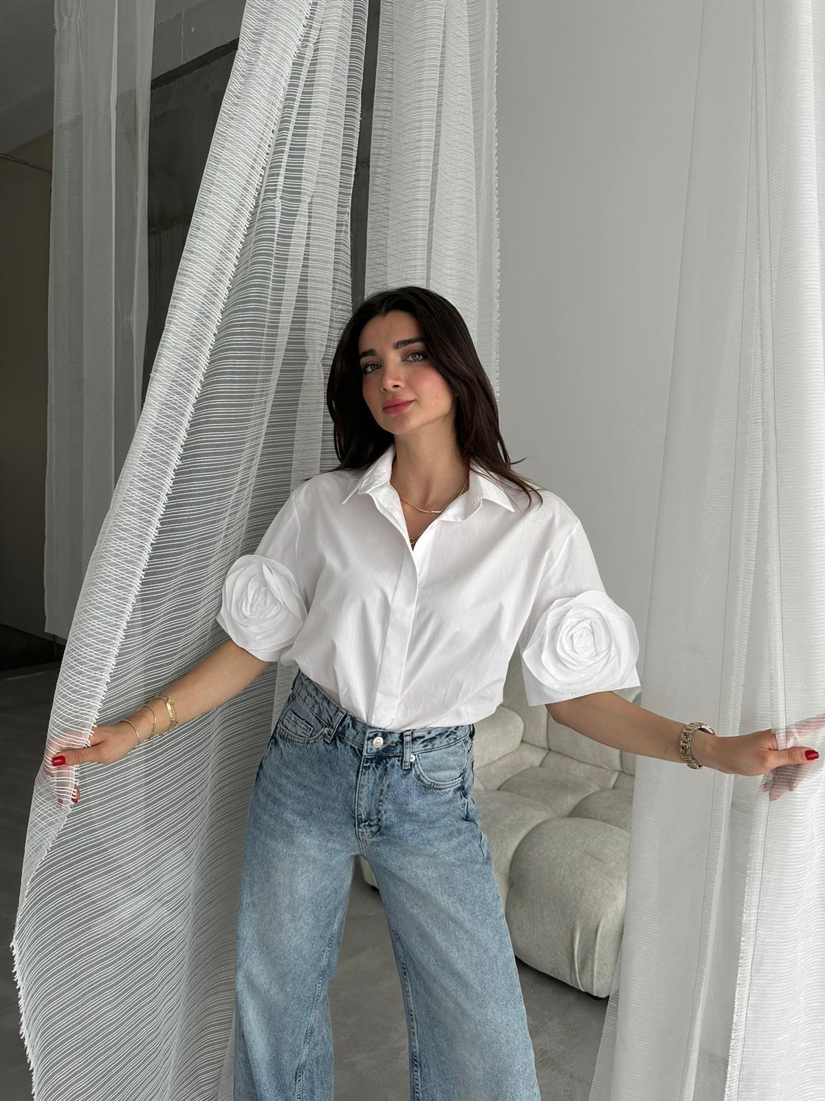 Beyaz Gül Detaylı Kısa Kol Gömlek