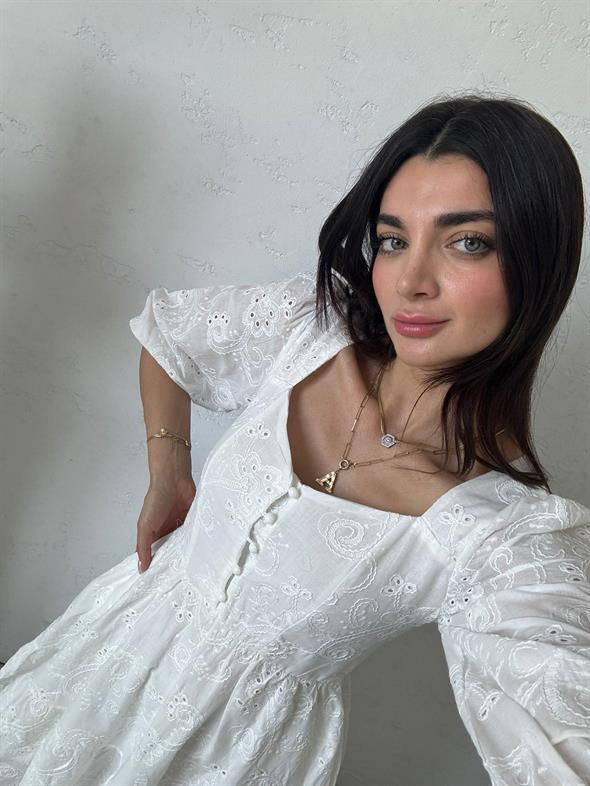 Beyaz Kalp Yaka Nakışlı Fisto Elbise