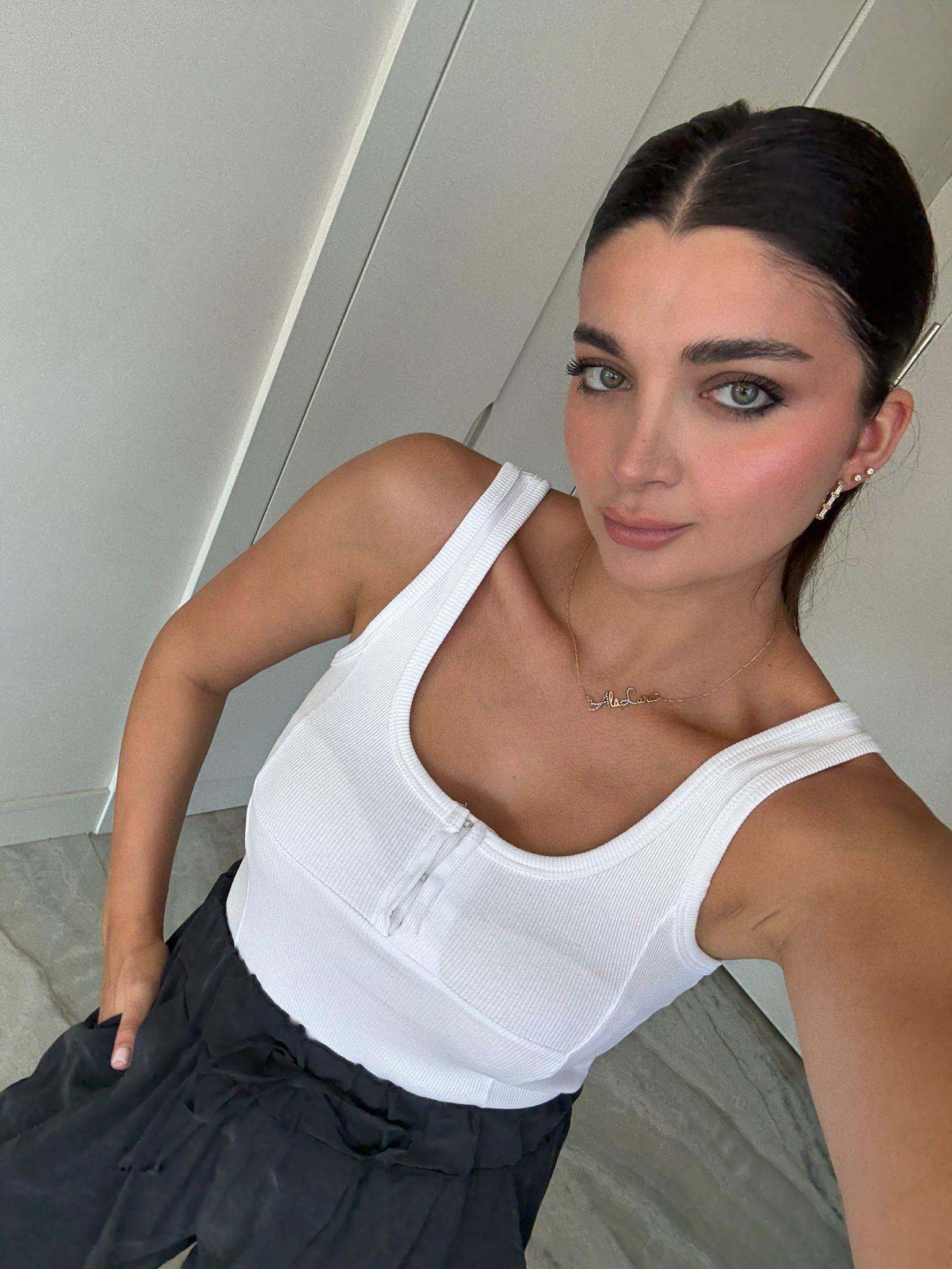 Beyaz Kanca Detaylı Kalın Askılı Crop