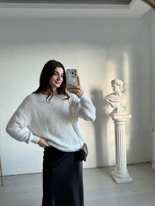 Beyaz Kayık Yaka Triko Kazak