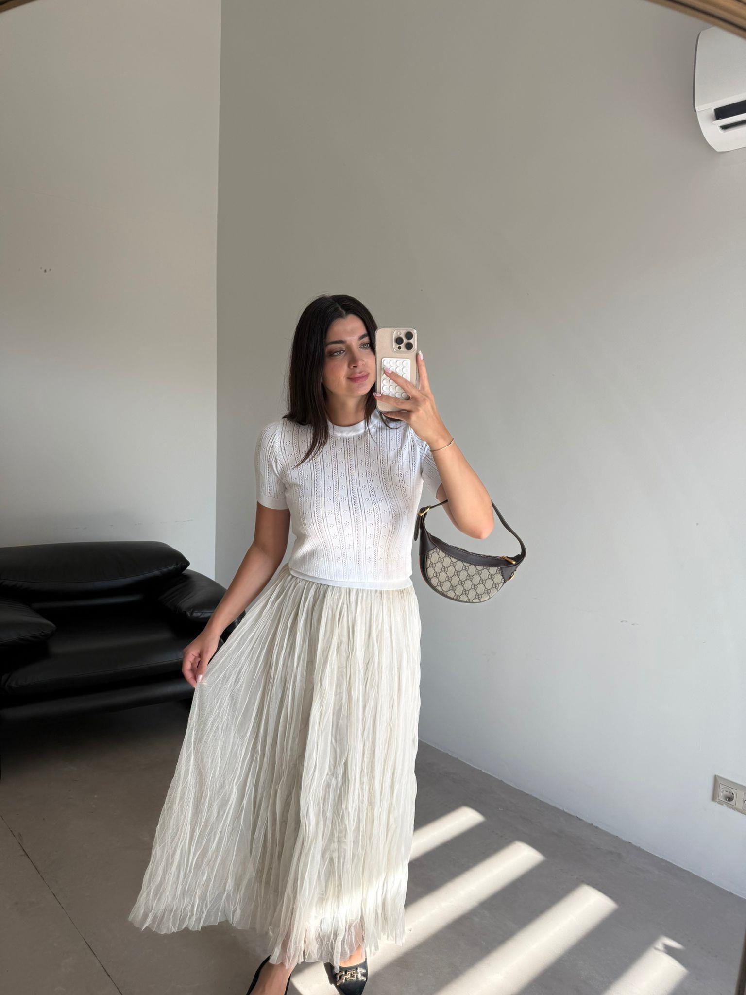 Beyaz Kendinden Desenli Triko Bluz