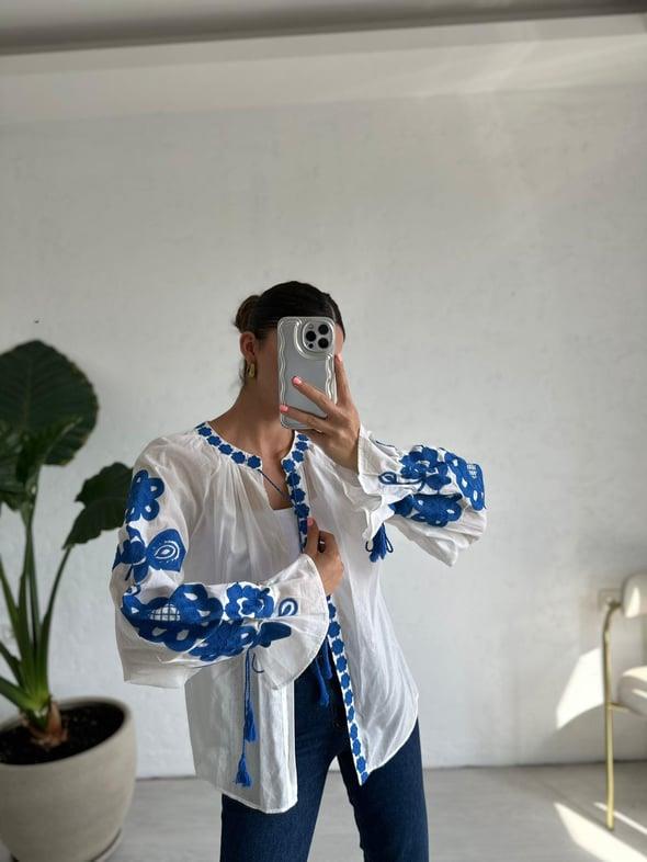 Beyaz Mavi Nakışlı Bluz