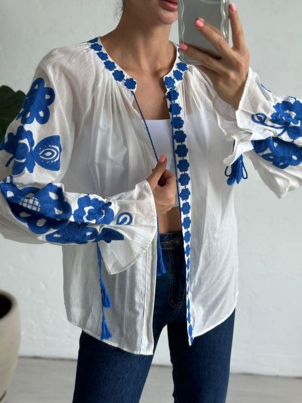 Beyaz Mavi Nakışlı Bluz