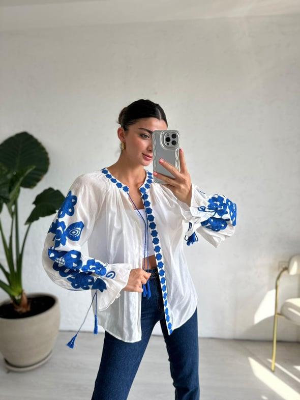 Beyaz Mavi Nakışlı Bluz