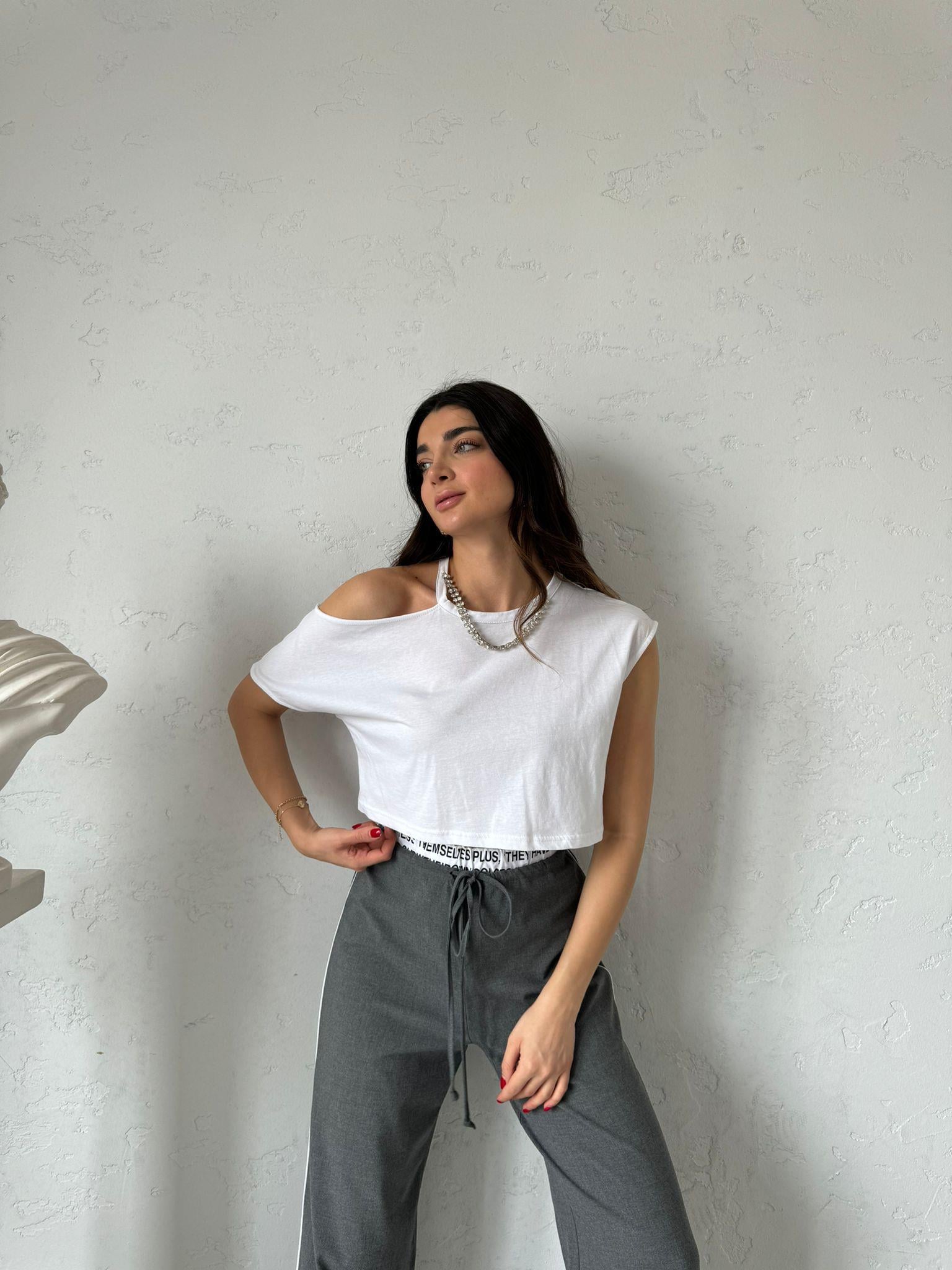Beyaz Omuz Detaylı Taşlı Tişört