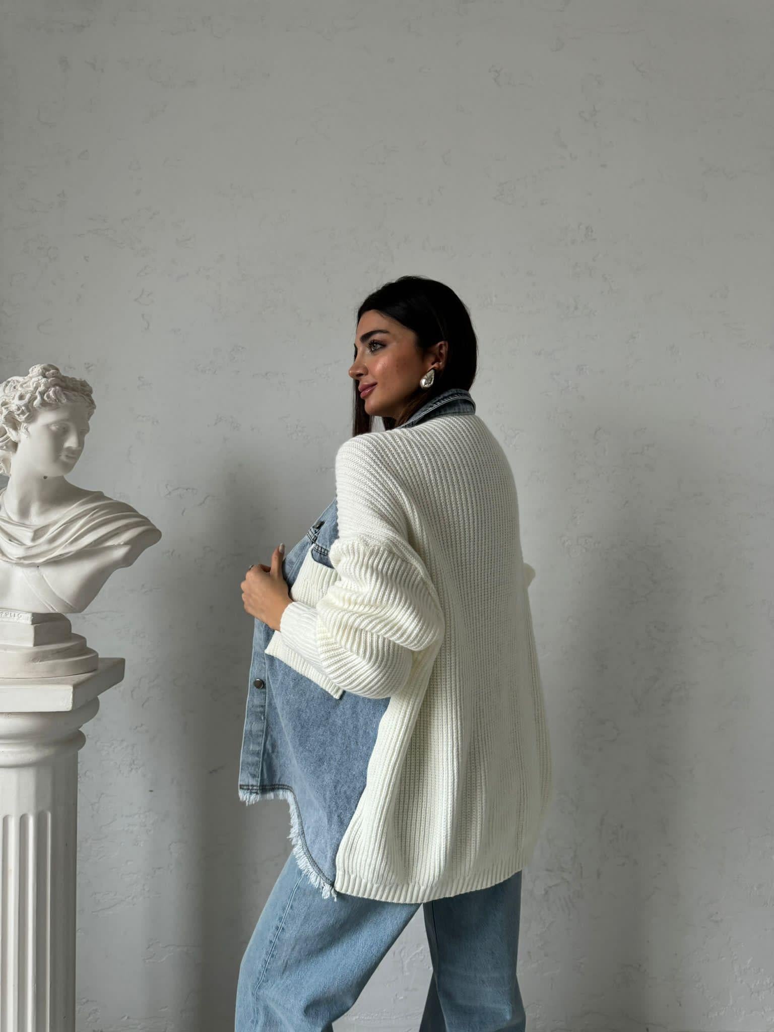 Beyaz Örme Cepli Püsküllü Jean Hırka