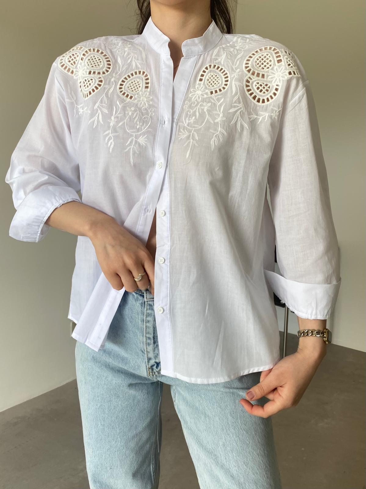 Beyaz Roşelya Detaylı Hakim Yaka Gömlek