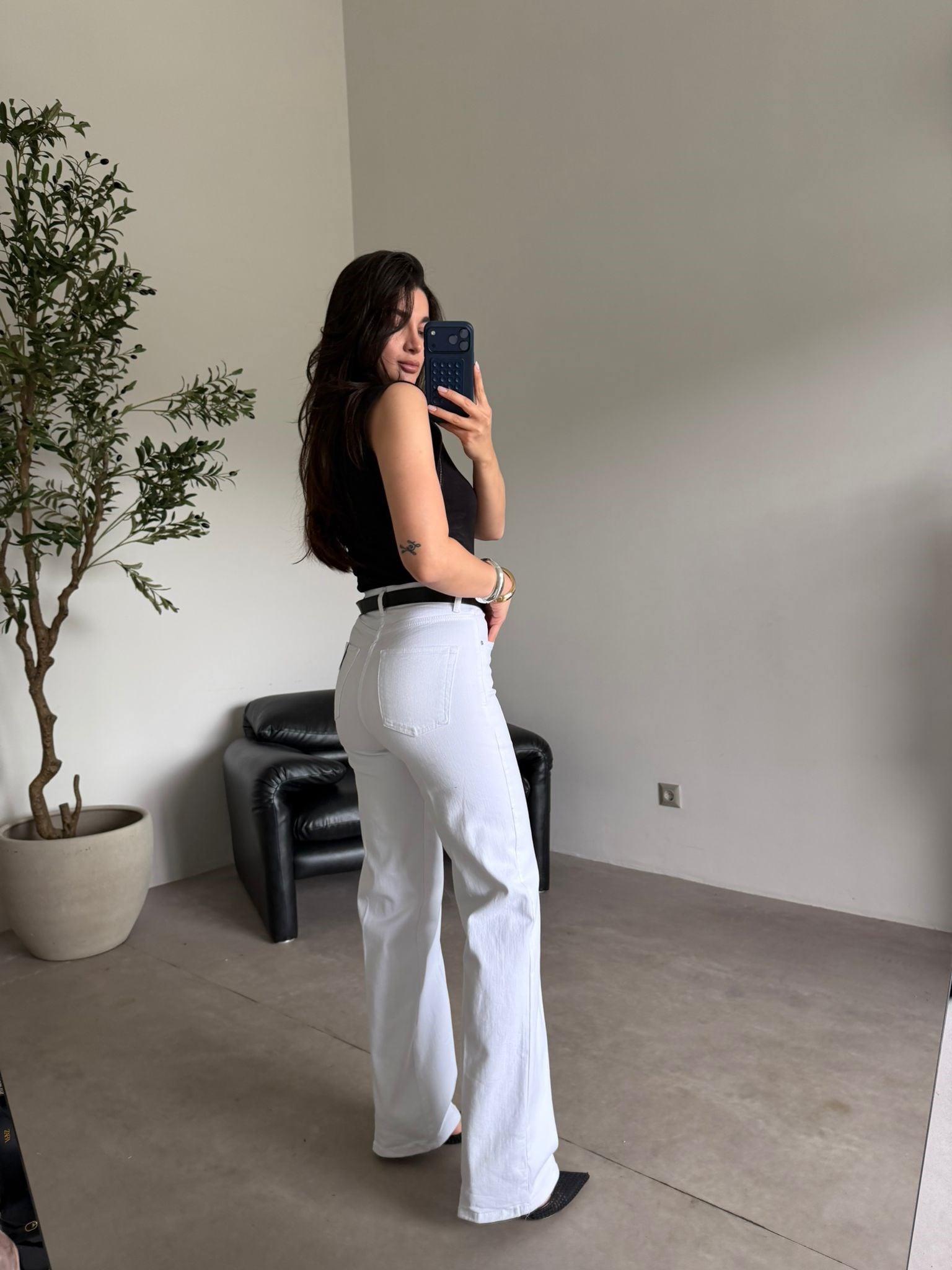 Beyaz Siyah Kemerli Straight Jean