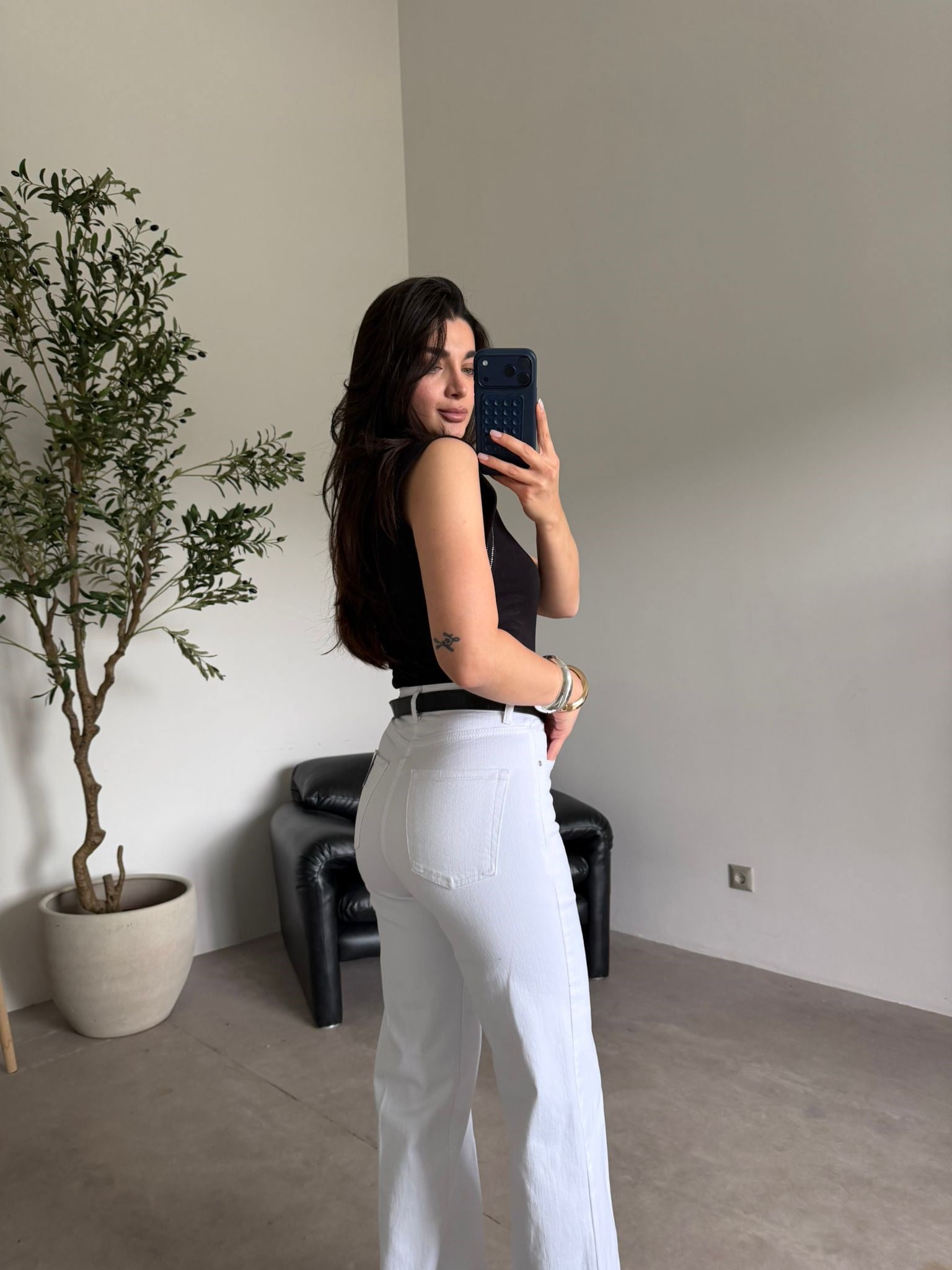 Beyaz Siyah Kemerli Straight Jean