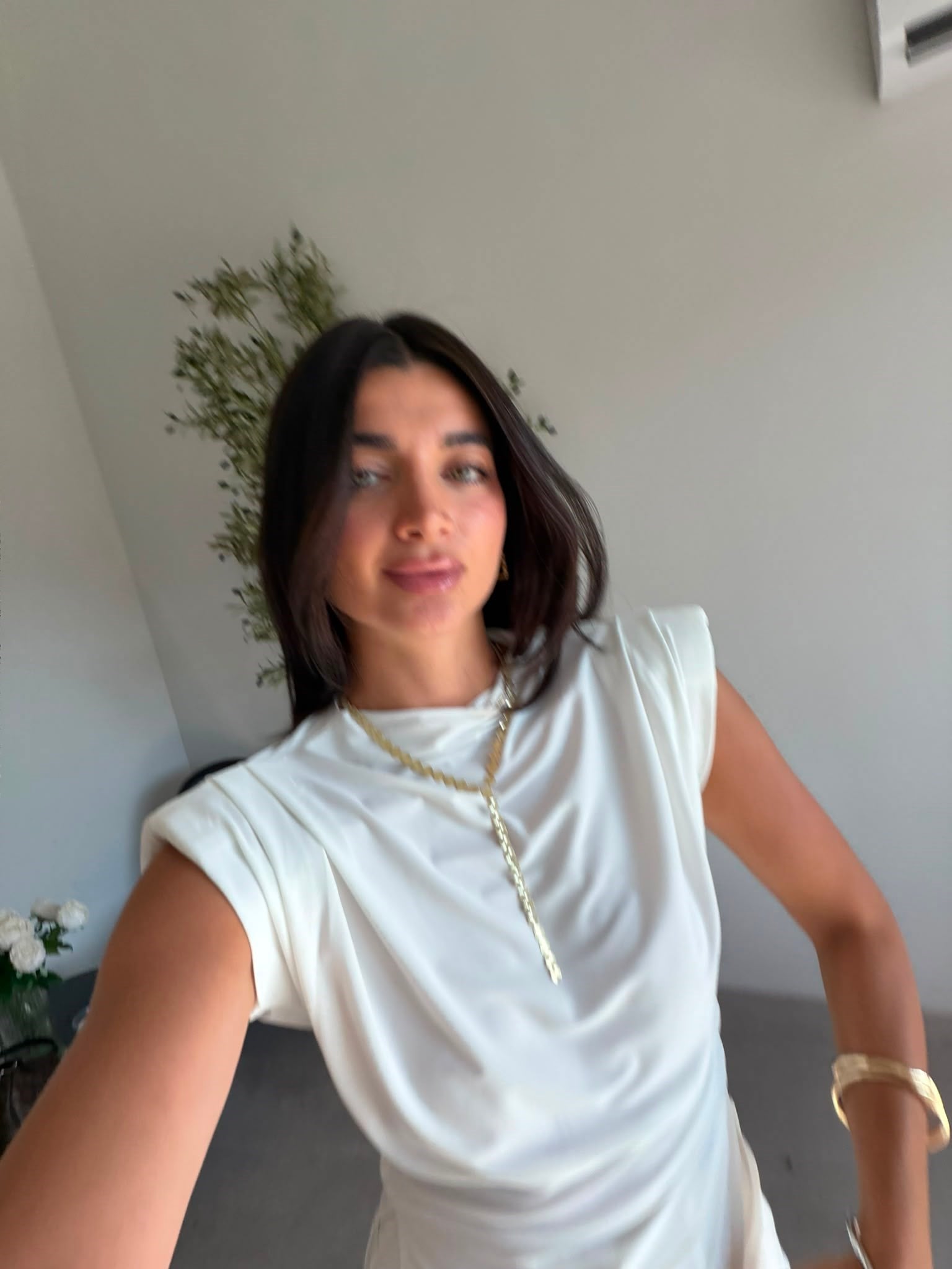 Beyaz Vatkalı Yırtmaçlı Bluz