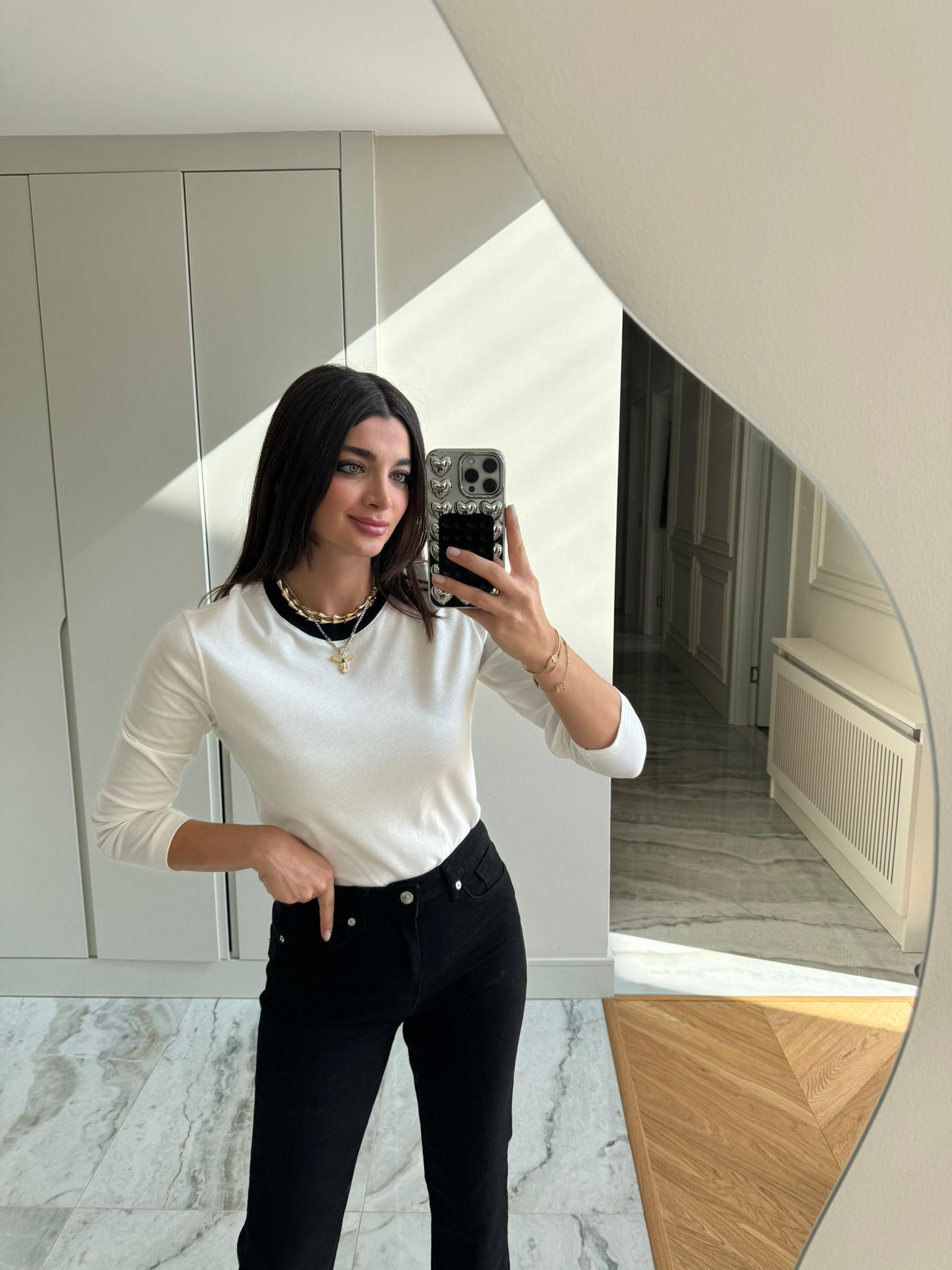 Beyaz Yaka Detaylı Bluz