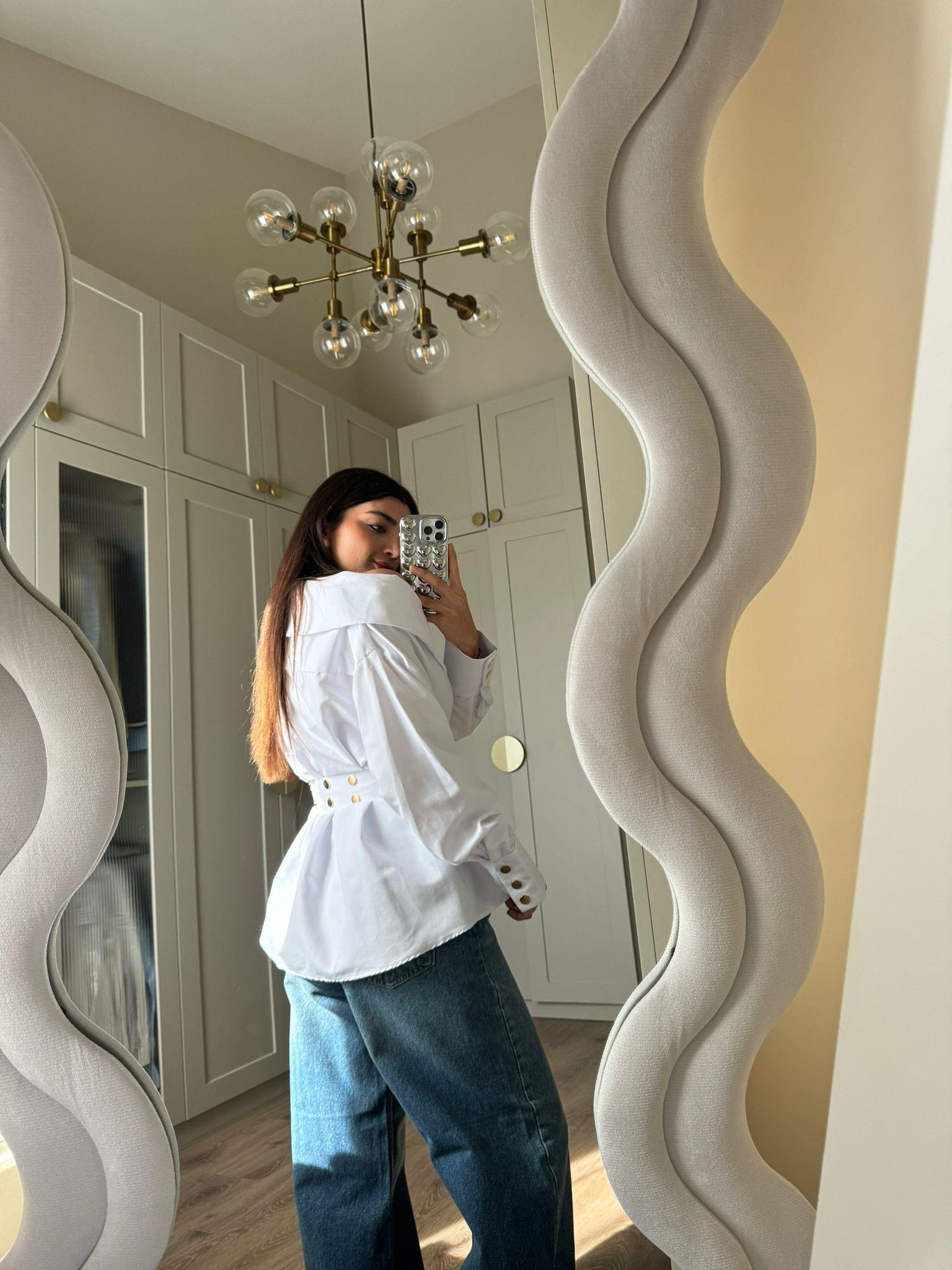 Beyaz Yaka Detaylı Kemerli Gömlek
