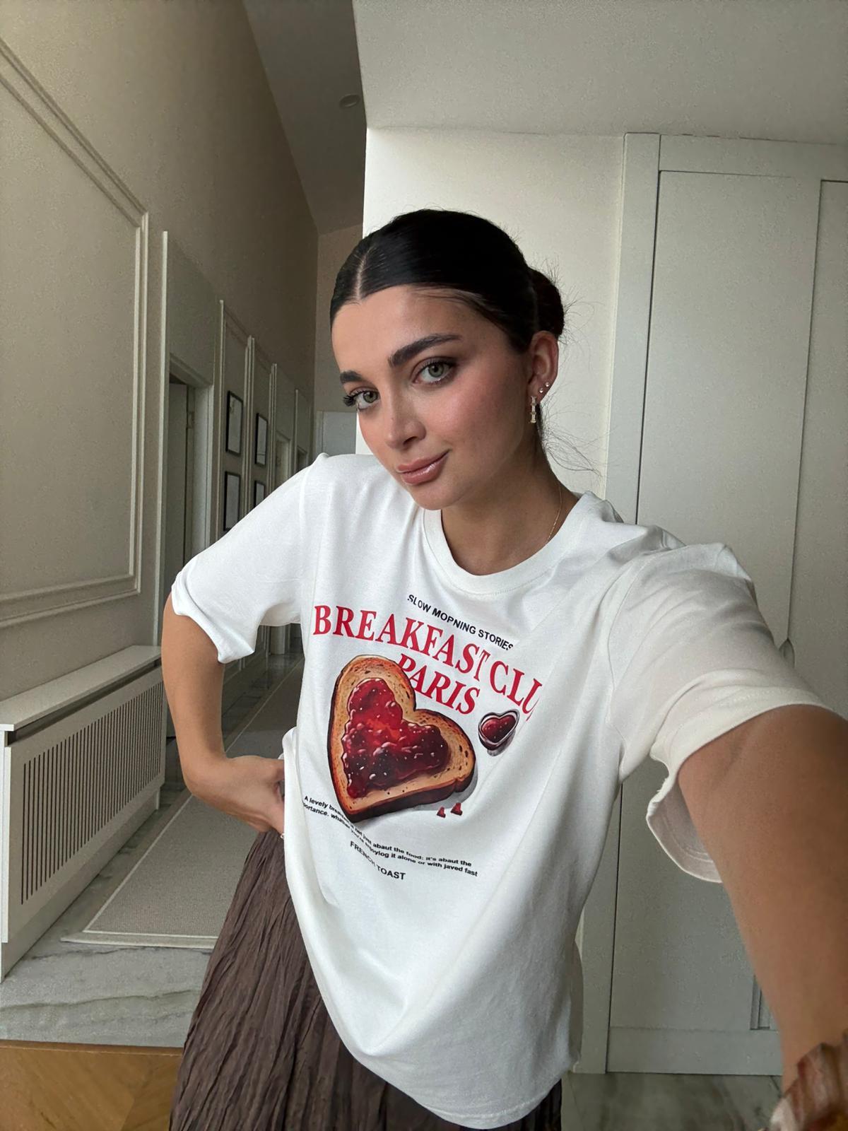 Ekru Breakfast Clup Baskılı Tişört