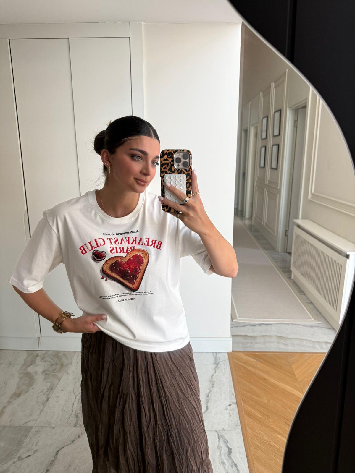 Ekru Breakfast Clup Baskılı Tişört