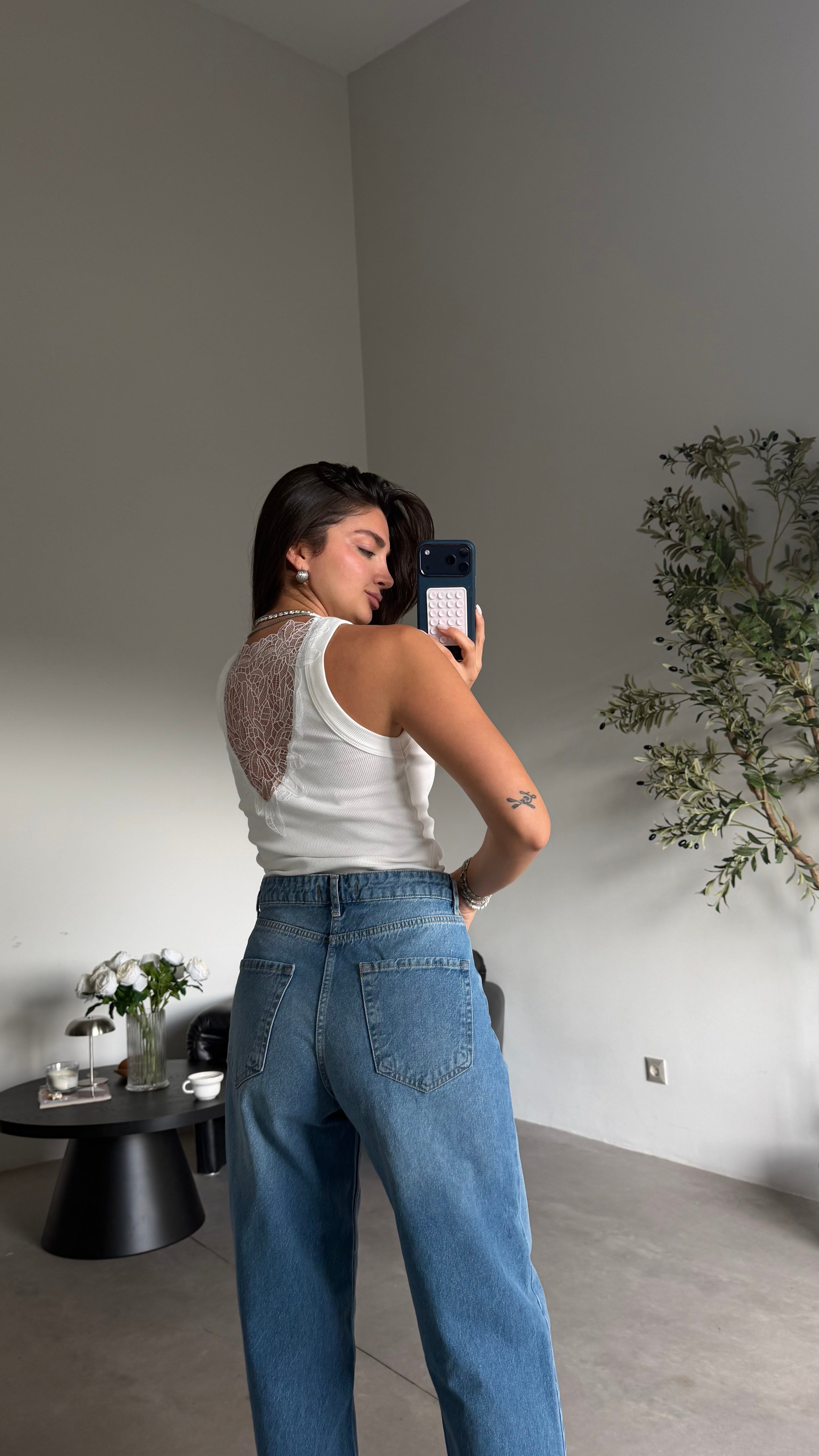 Ekru Halter Yaka Sırtı Dantelli Bluz