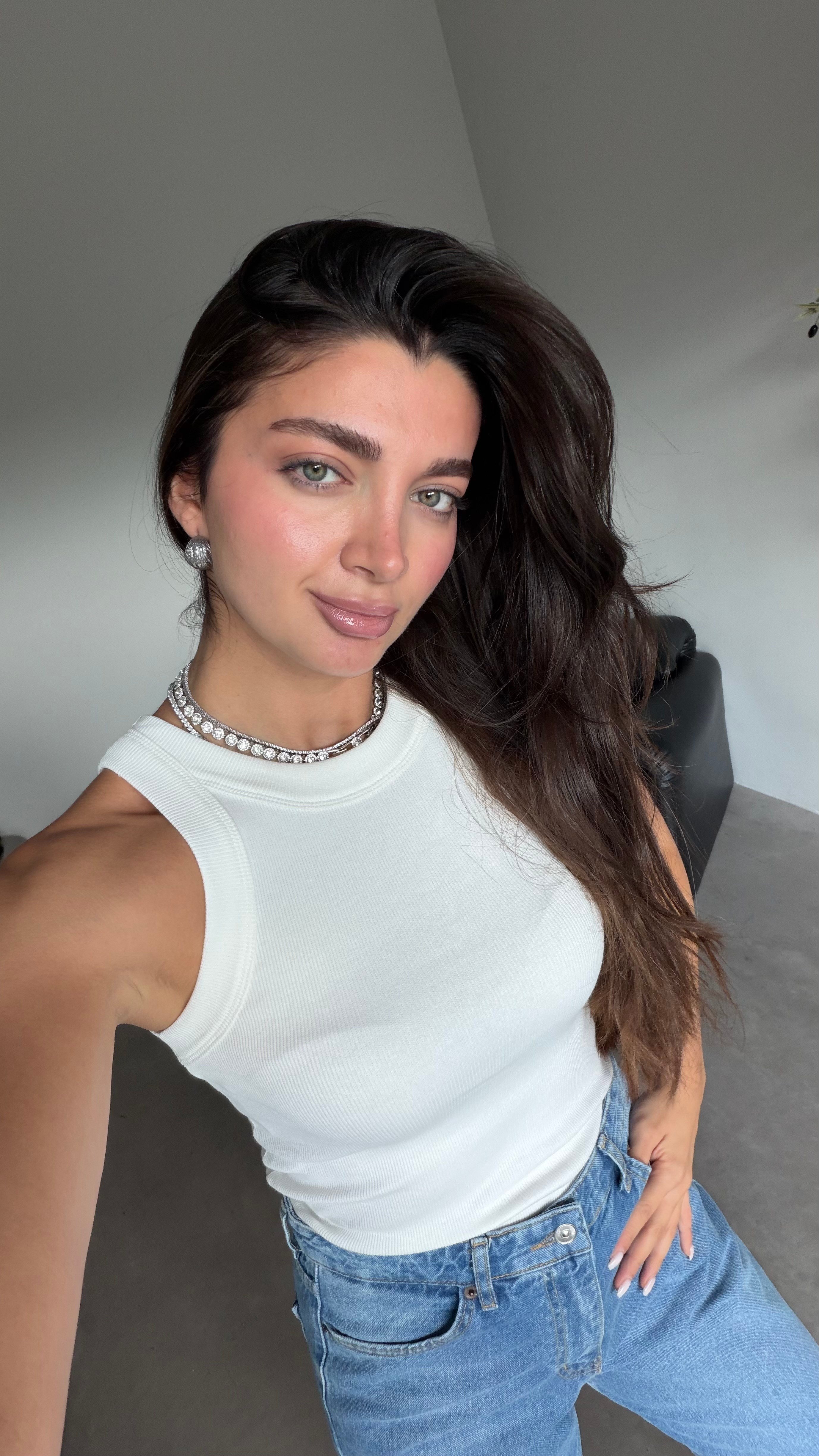 Ekru Halter Yaka Sırtı Dantelli Bluz