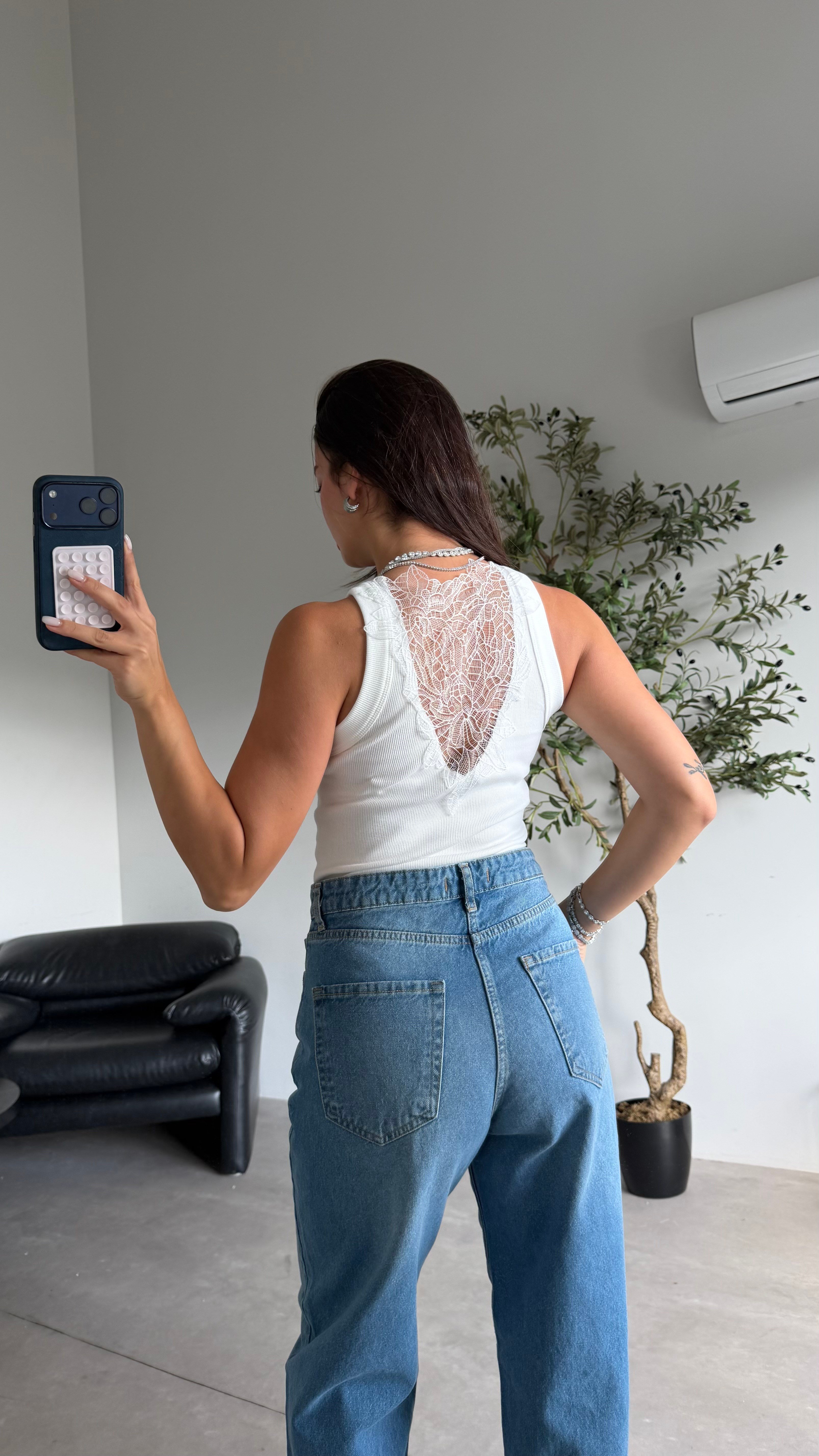Ekru Halter Yaka Sırtı Dantelli Bluz