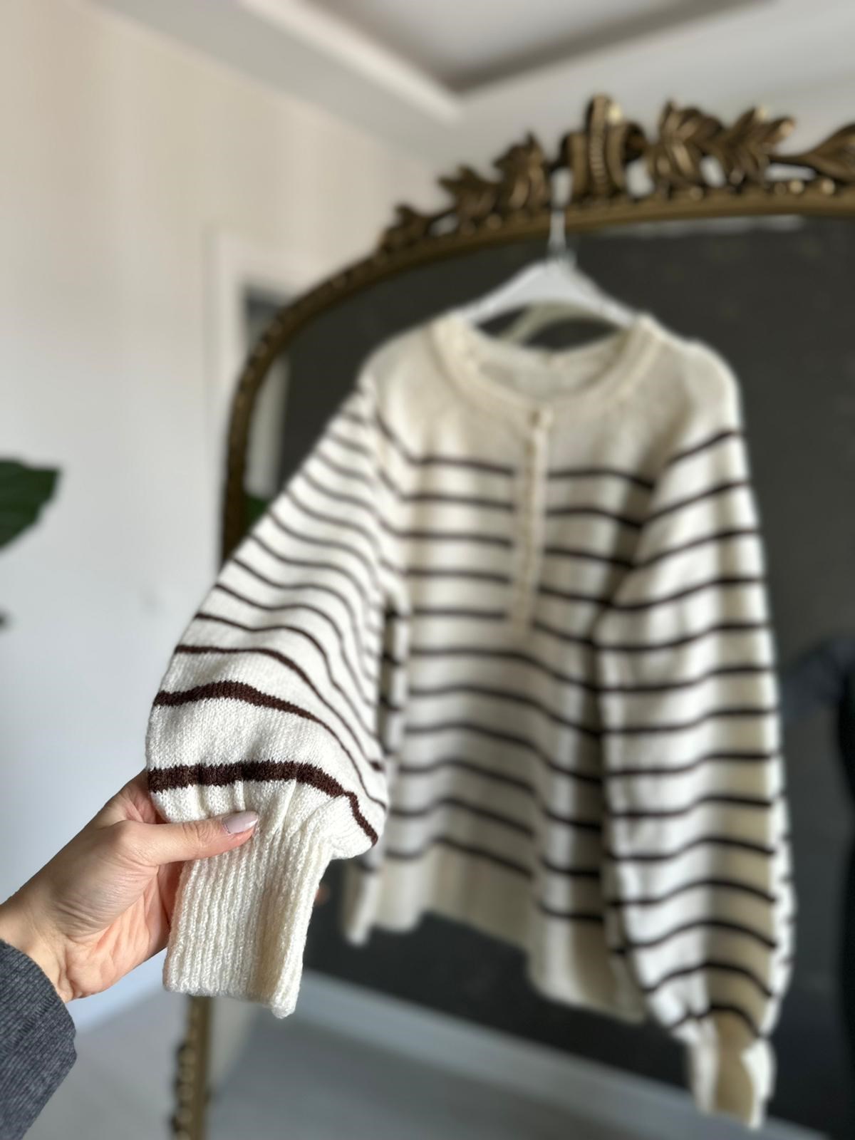 Ekru Kahve Çizgili Düğmeli Kazak