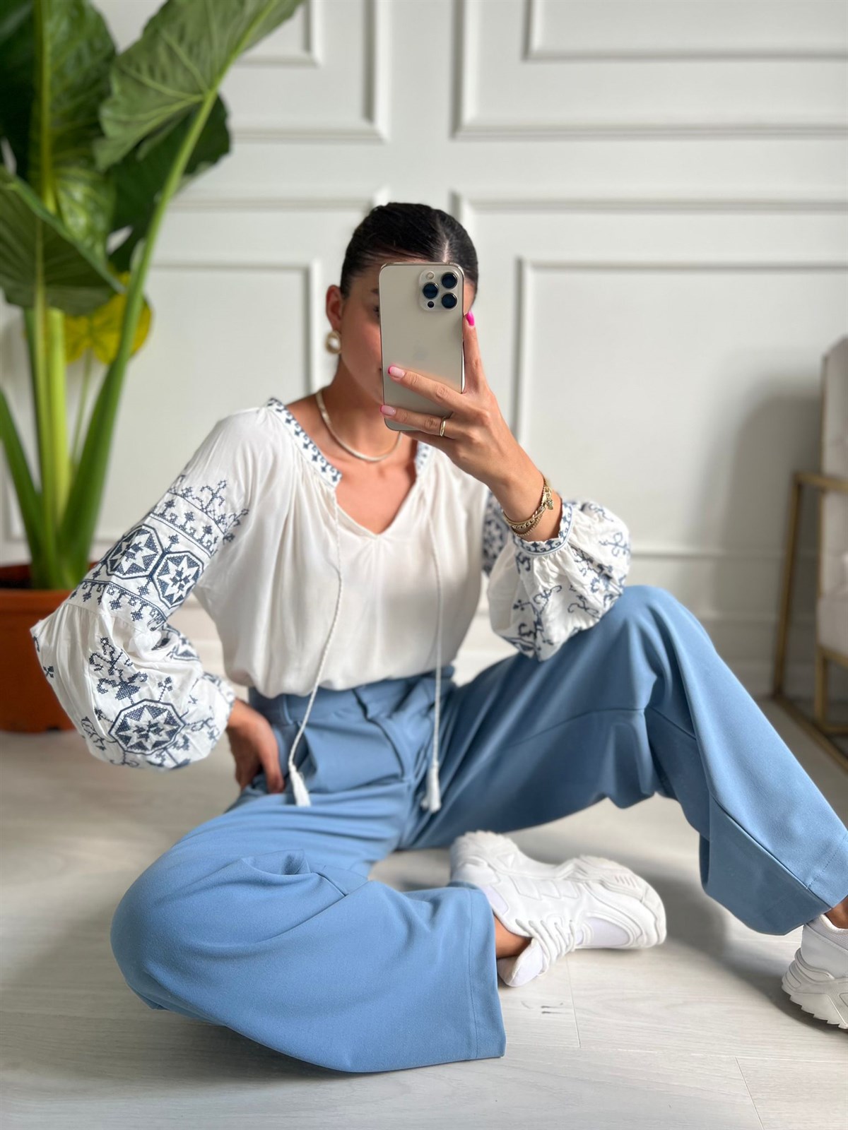 Ekru Kol Nakışlı Bluz