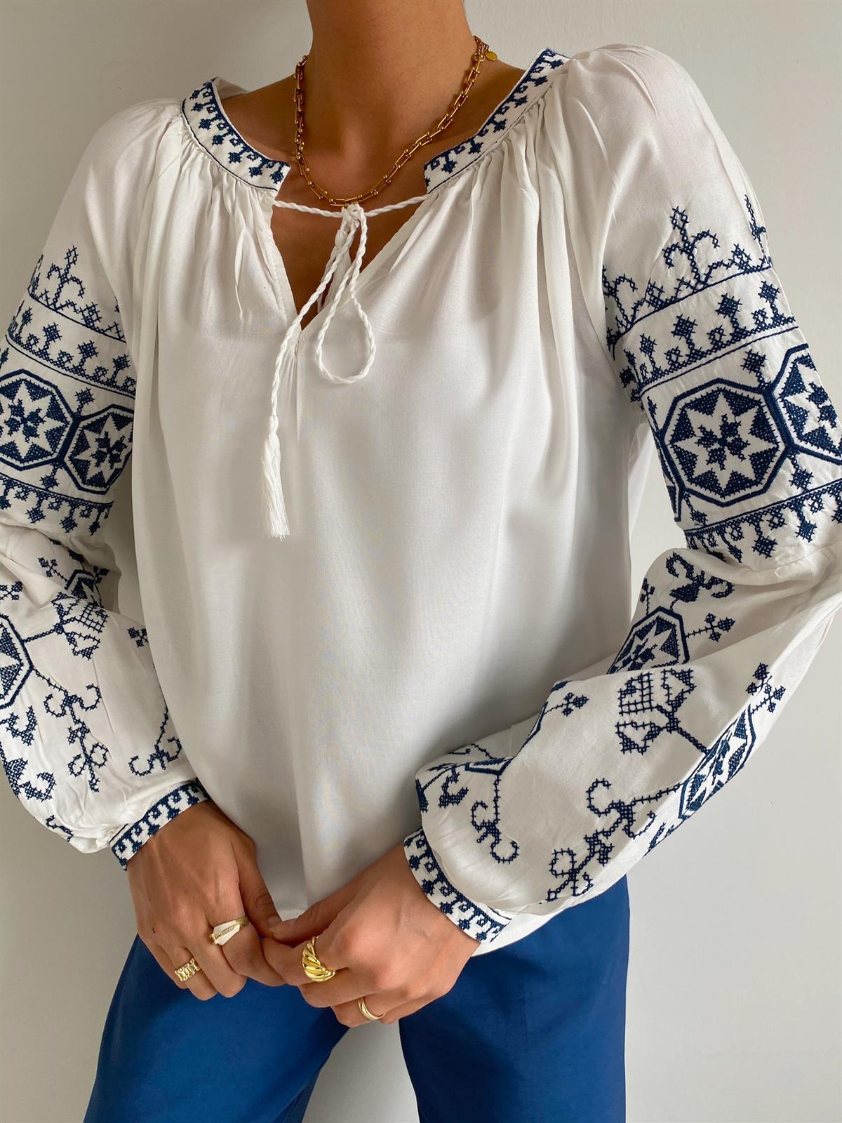 Ekru Kol Nakışlı Bluz