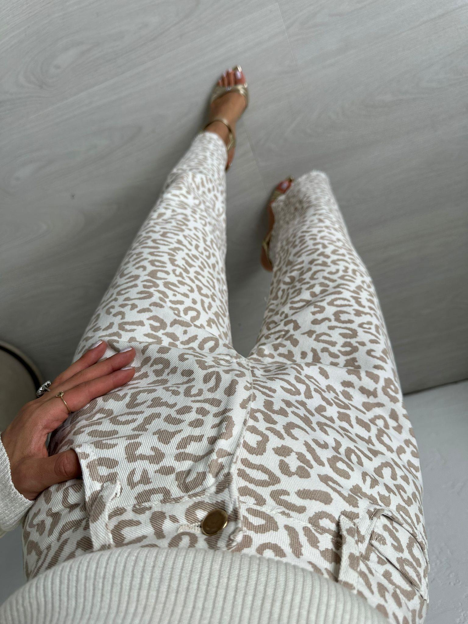 Ekru Leopar Desenli Kesik Paça Pantolon