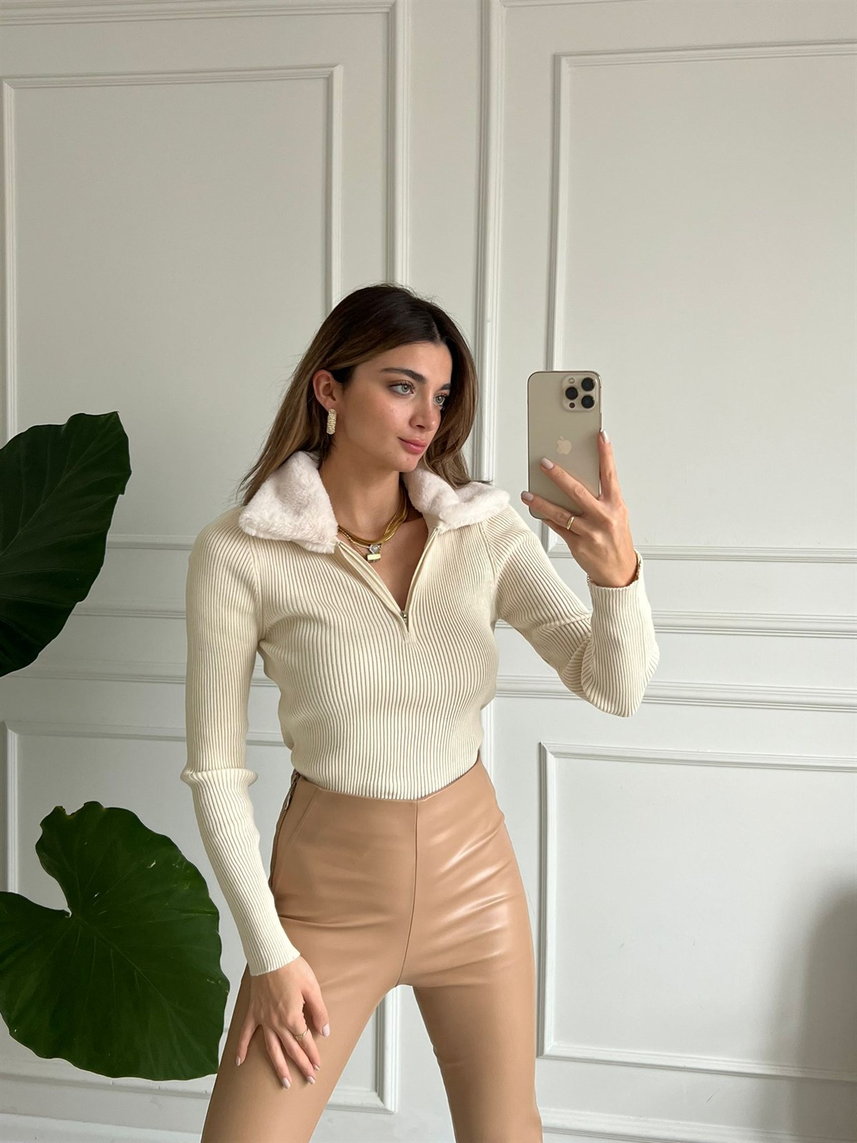 Ekru Peluş Yaka Fitilli Bluz