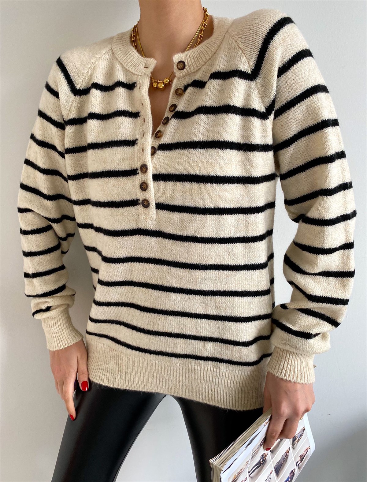 Ekru Siyah Çizgili Düğmeli Kazak