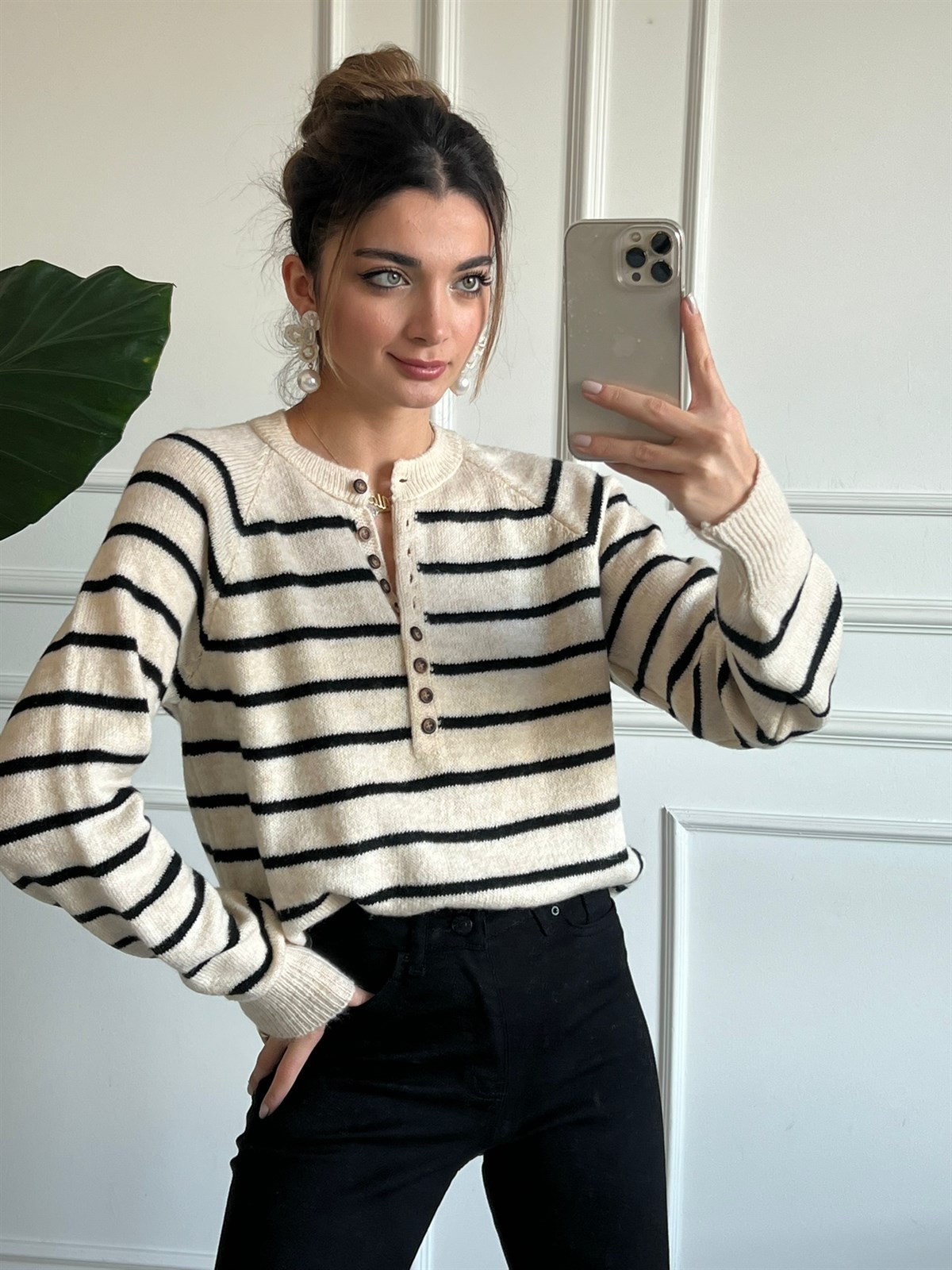 Ekru Siyah Çizgili Düğmeli Kazak
