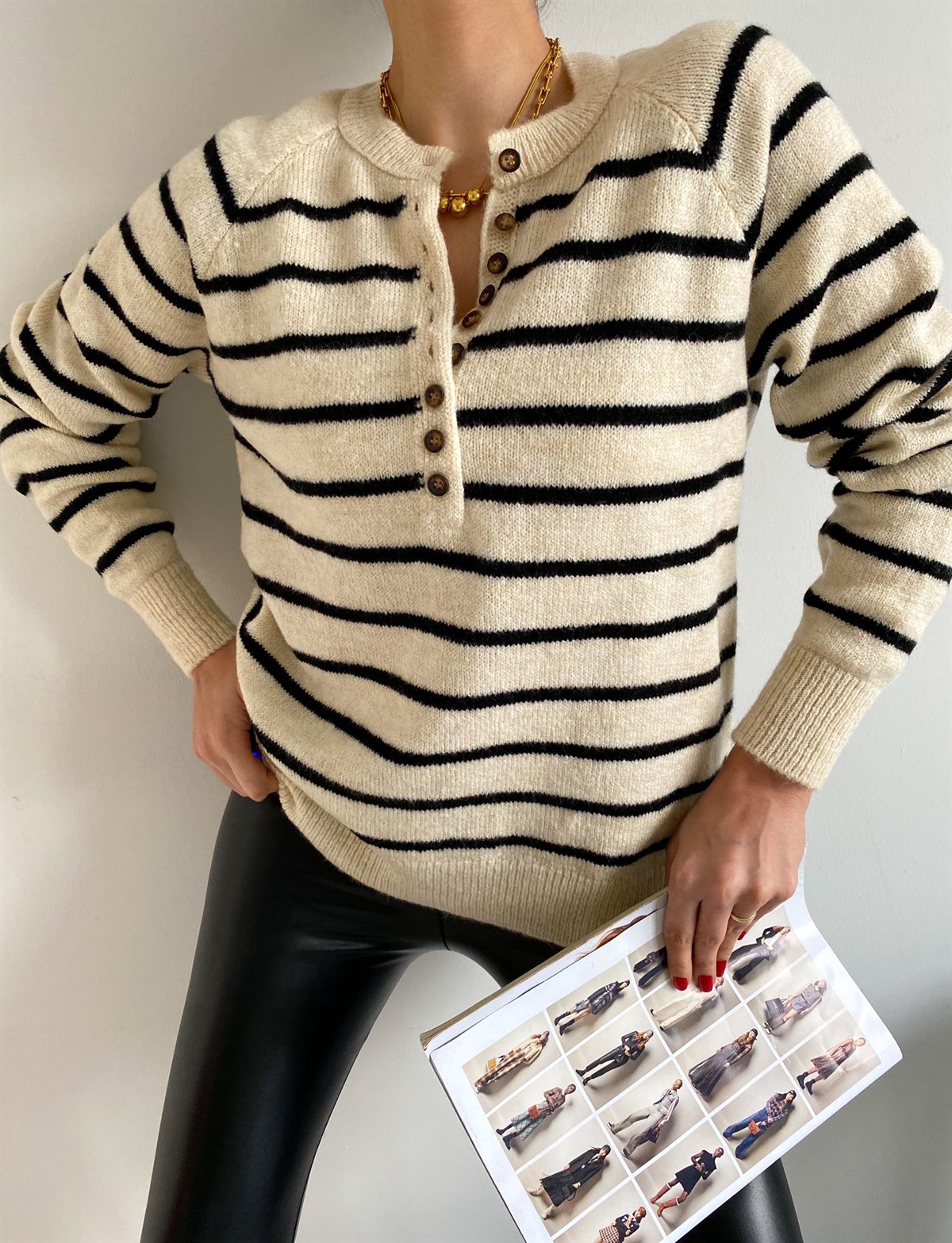 Ekru Siyah Çizgili Düğmeli Kazak