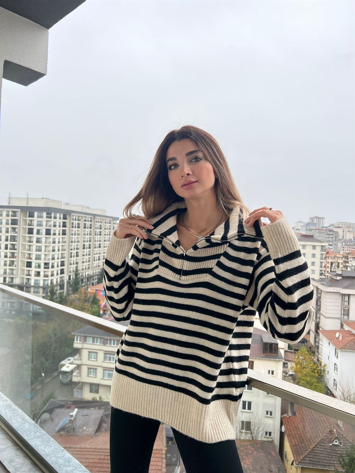 Ekru Siyah Çizgili Fermuarlı Kazak